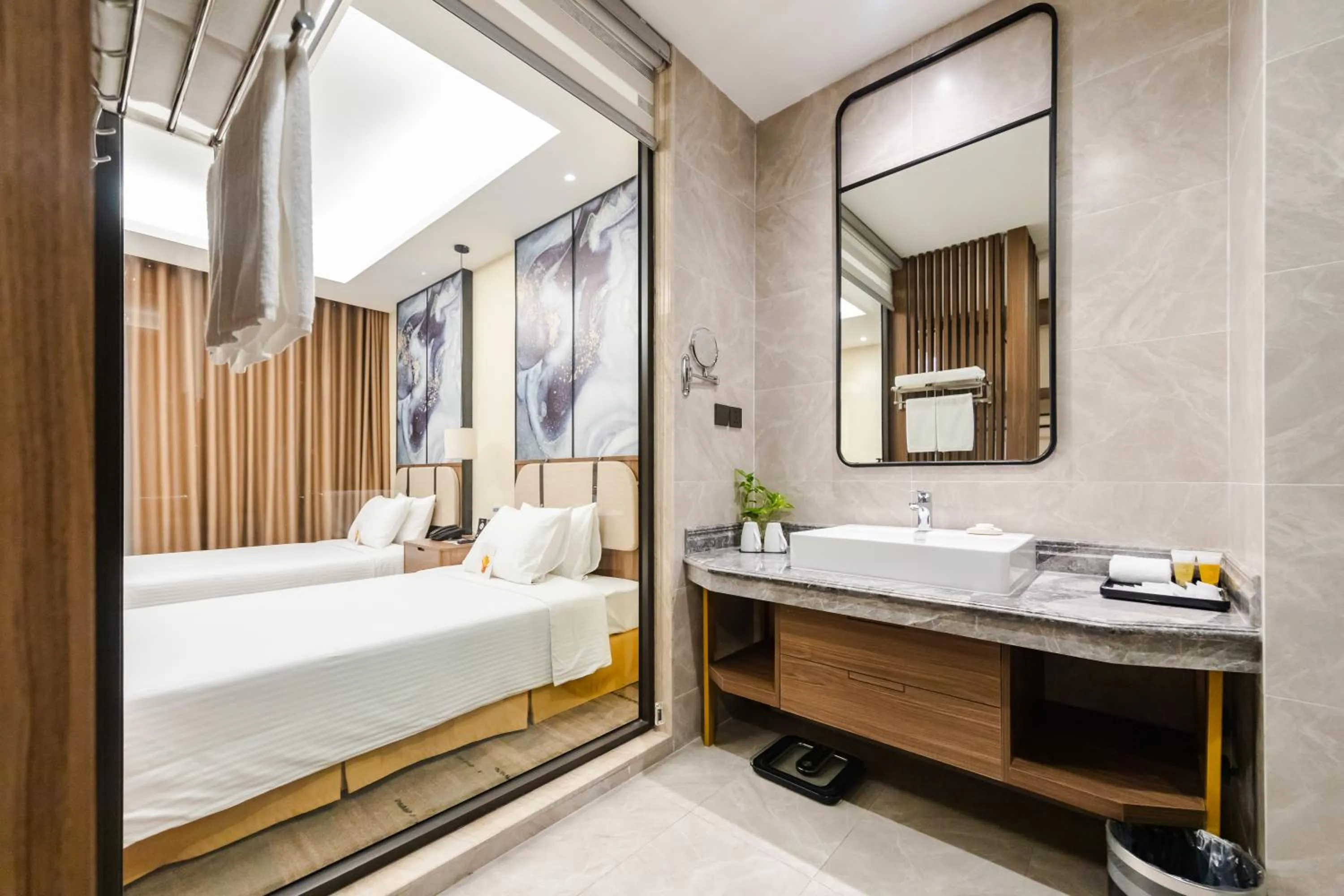 Bathroom, Bed in Muong Thanh Luxury Ha Long Centre Hotel