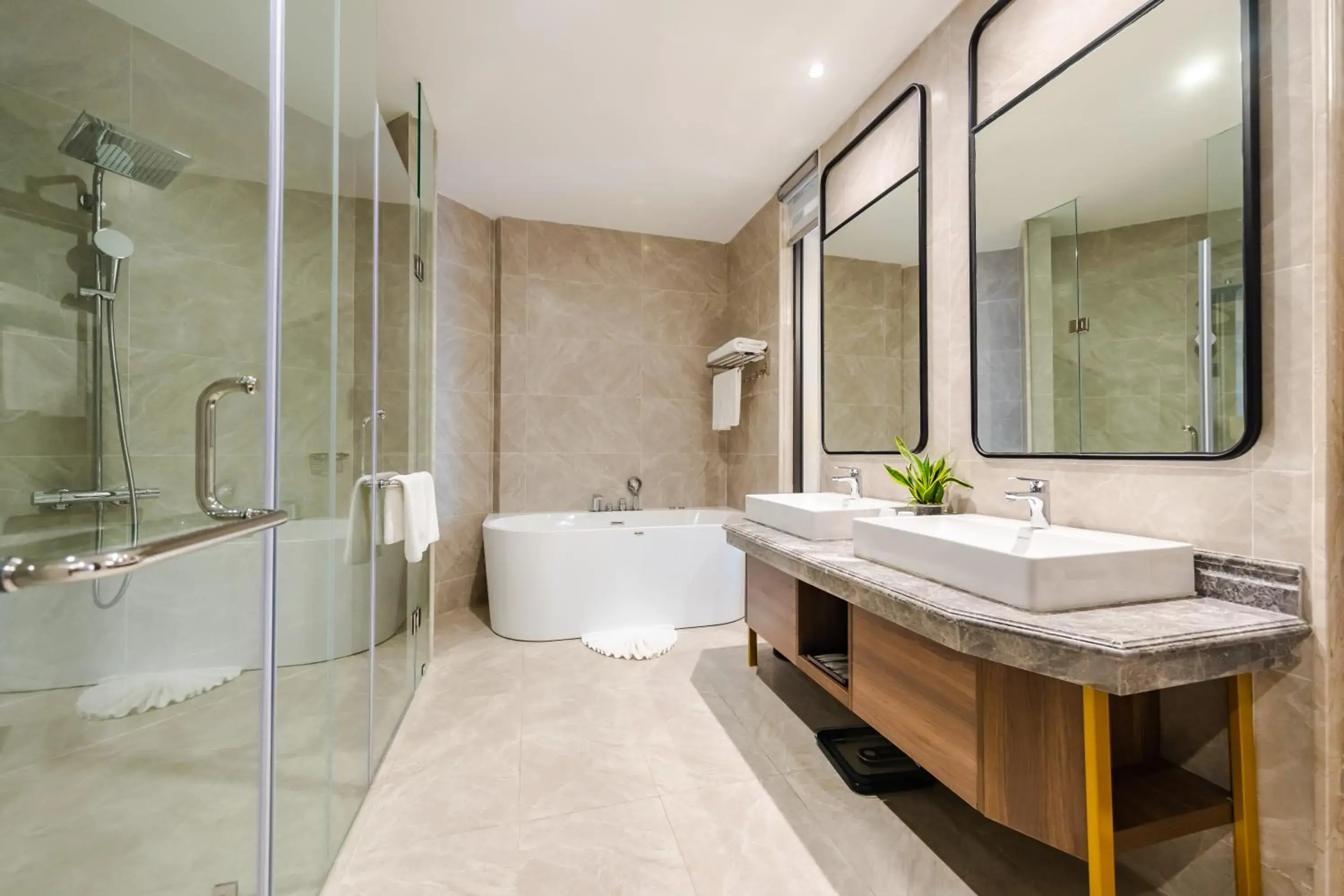 Bathroom in Muong Thanh Luxury Ha Long Centre Hotel Bathroom in Muong Thanh Luxury Ha Long Centre Hotel