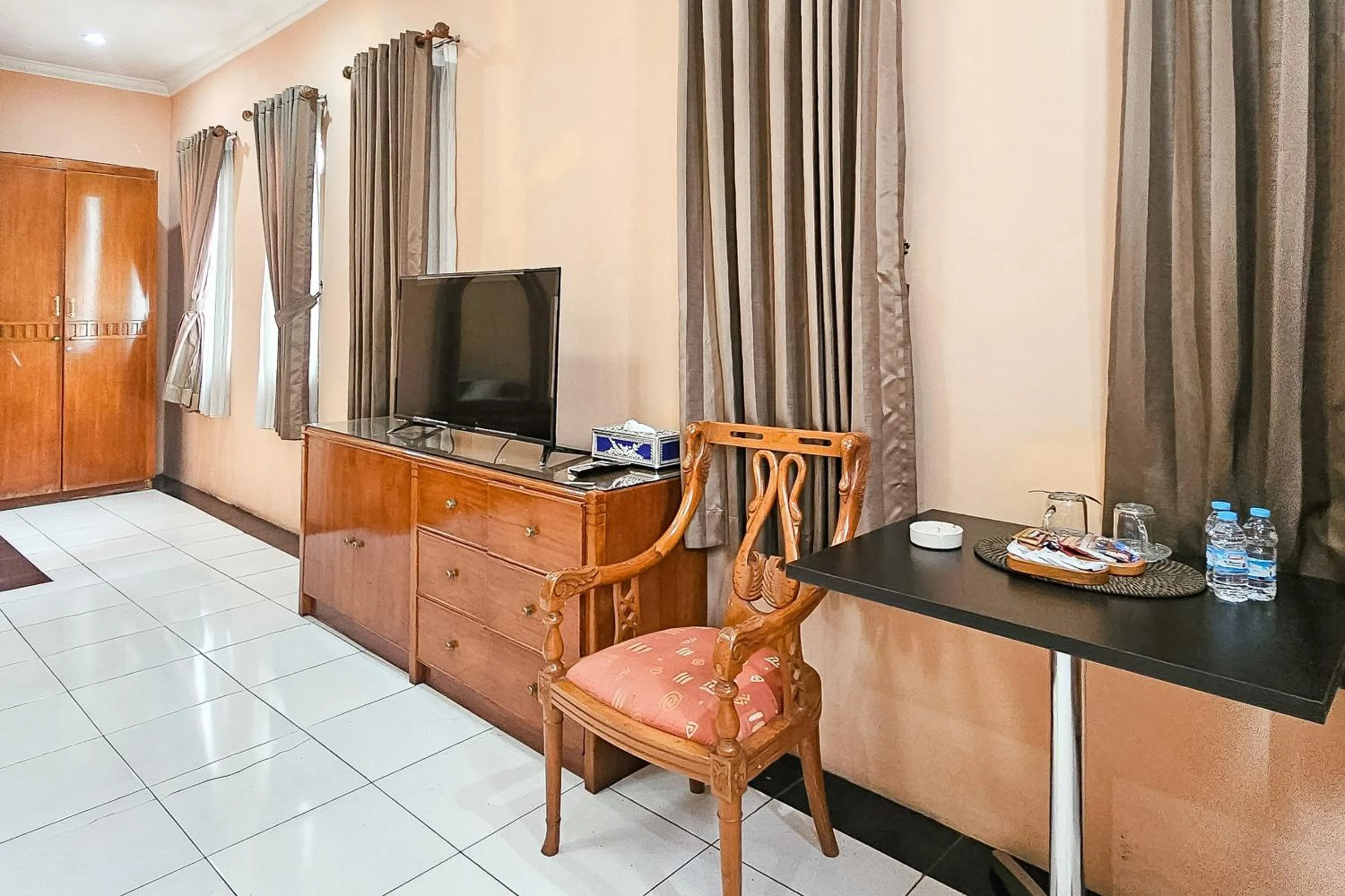 Seating area in Urbanview My Grand Hotel Bogor