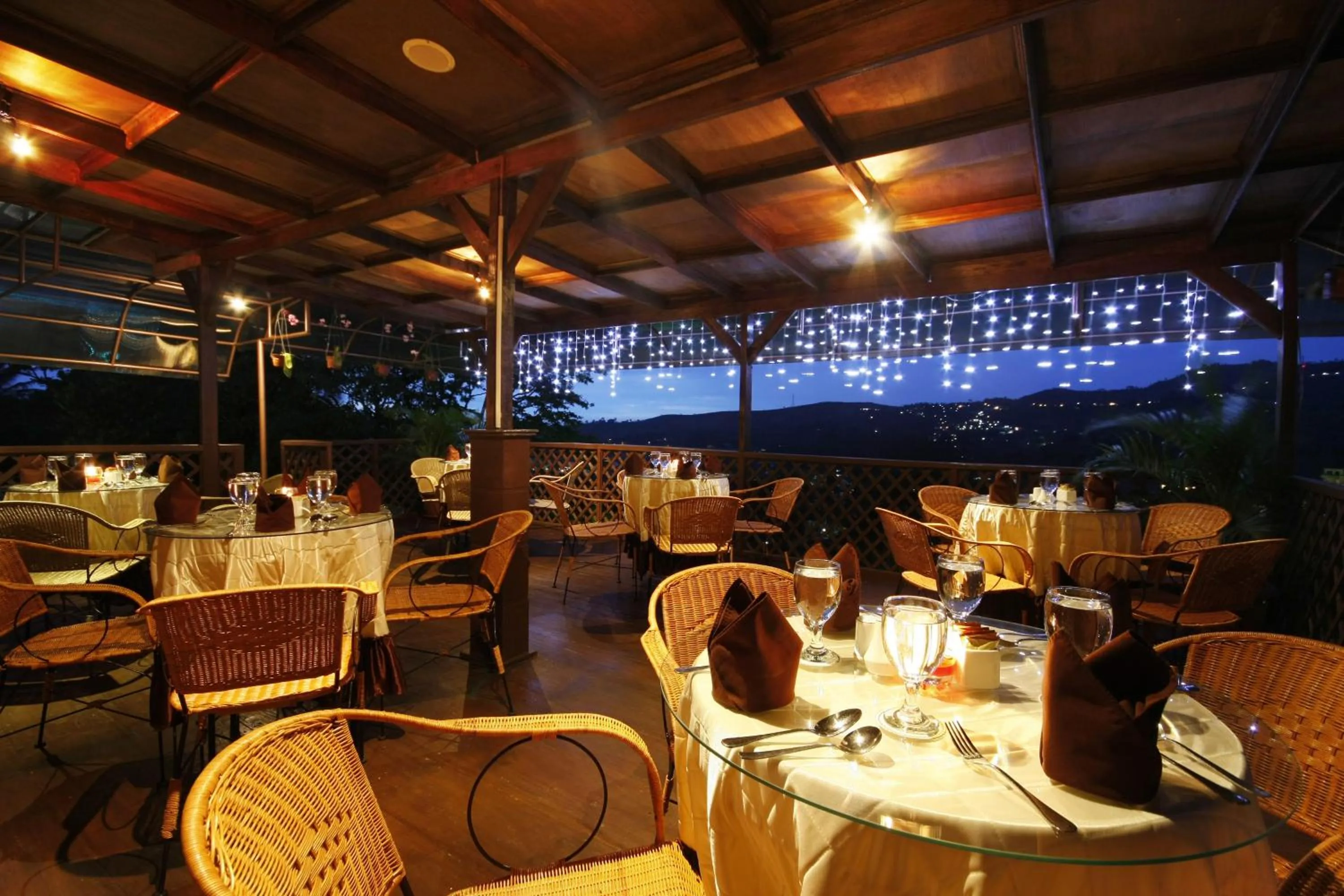 Restaurant/places to eat in Citra Cikopo Hotel & Family Cottages