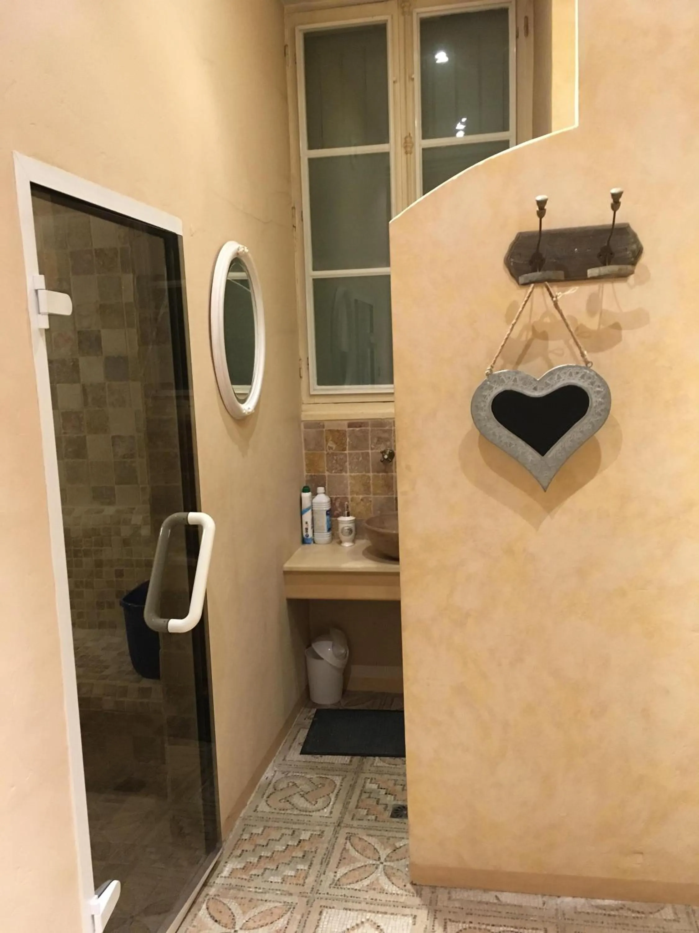 Bathroom in L'hommage