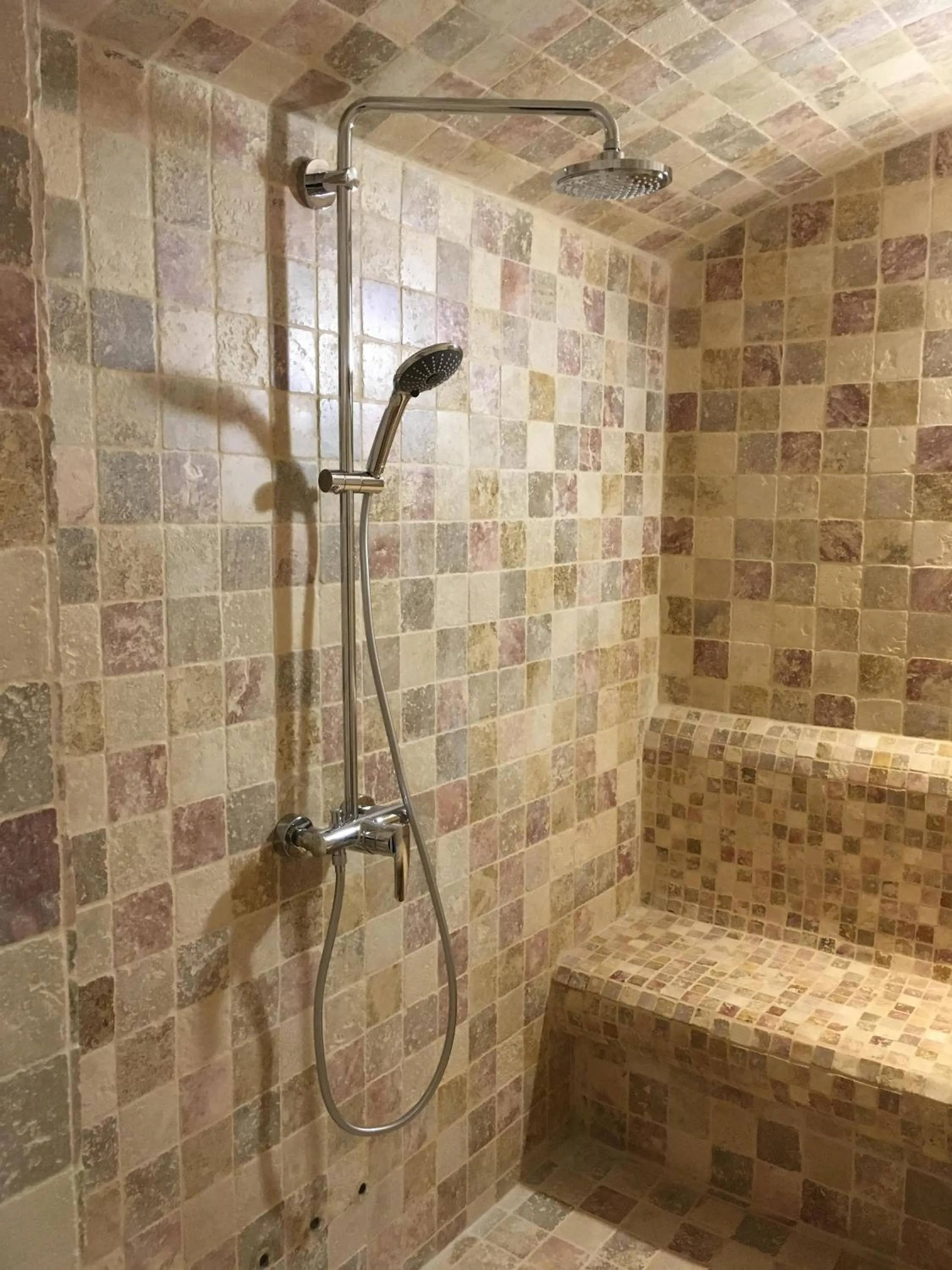 Bathroom in L'hommage