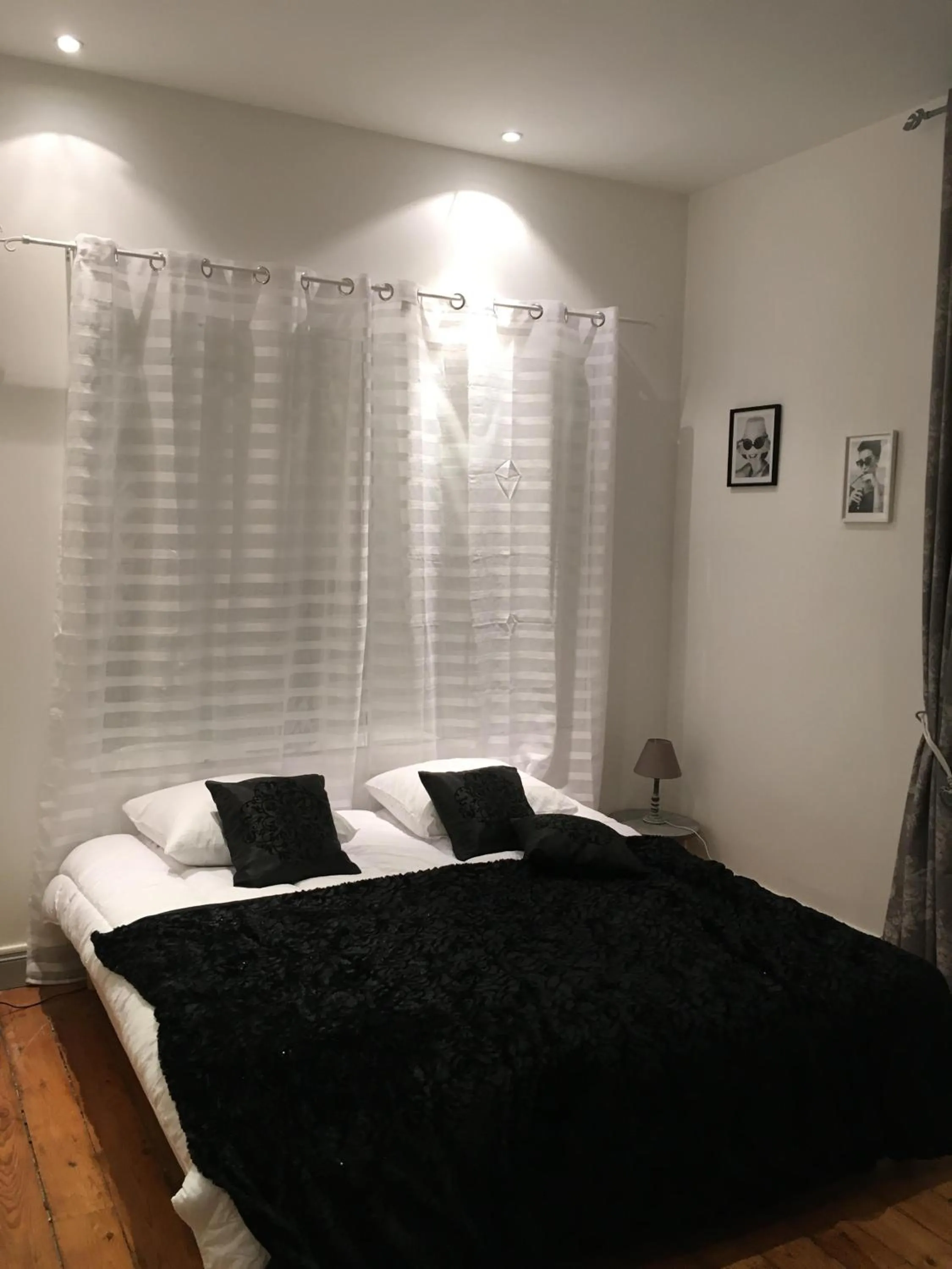 Bedroom, Bed in L'hommage