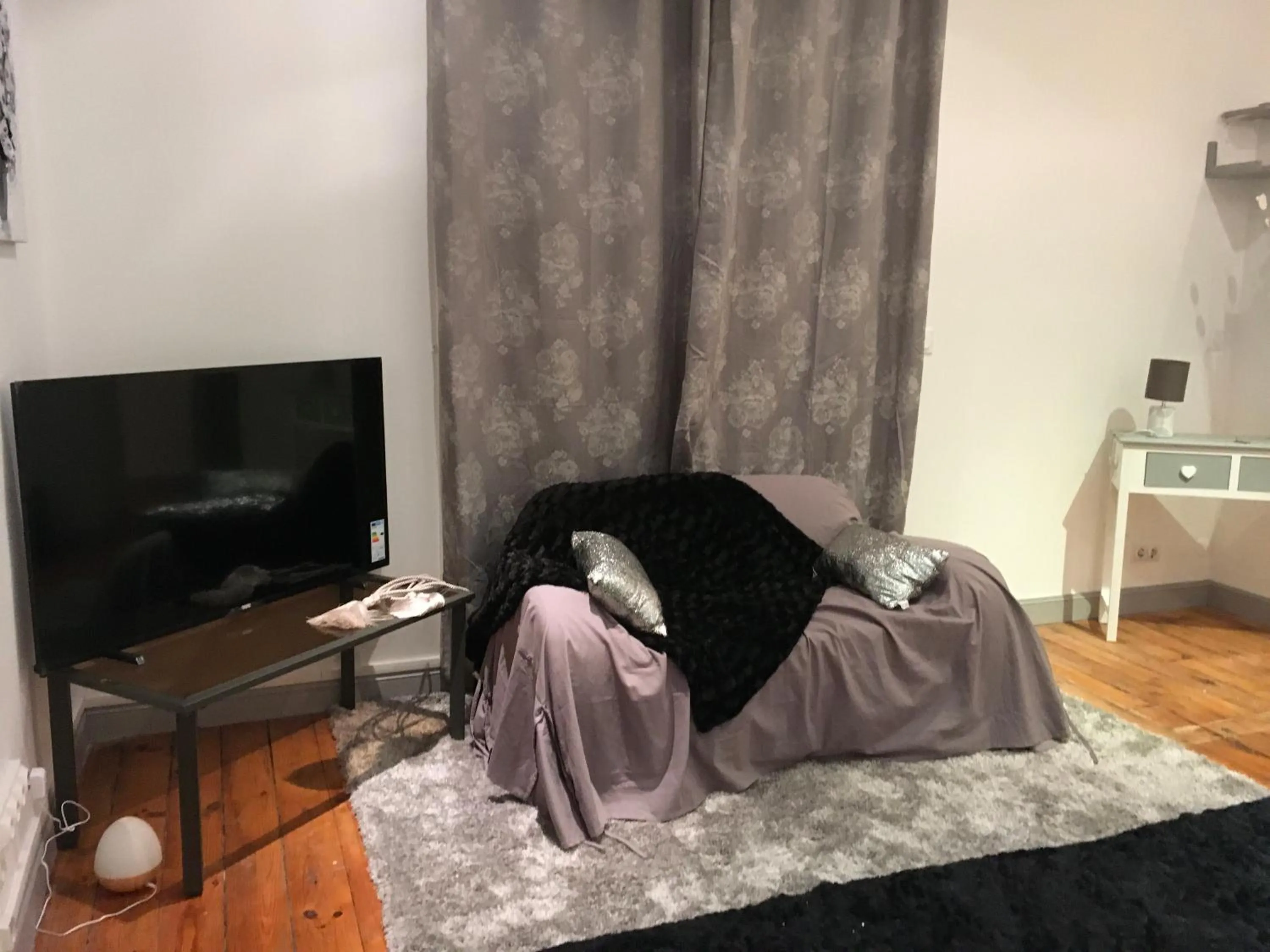 Living room, Bed in L'hommage