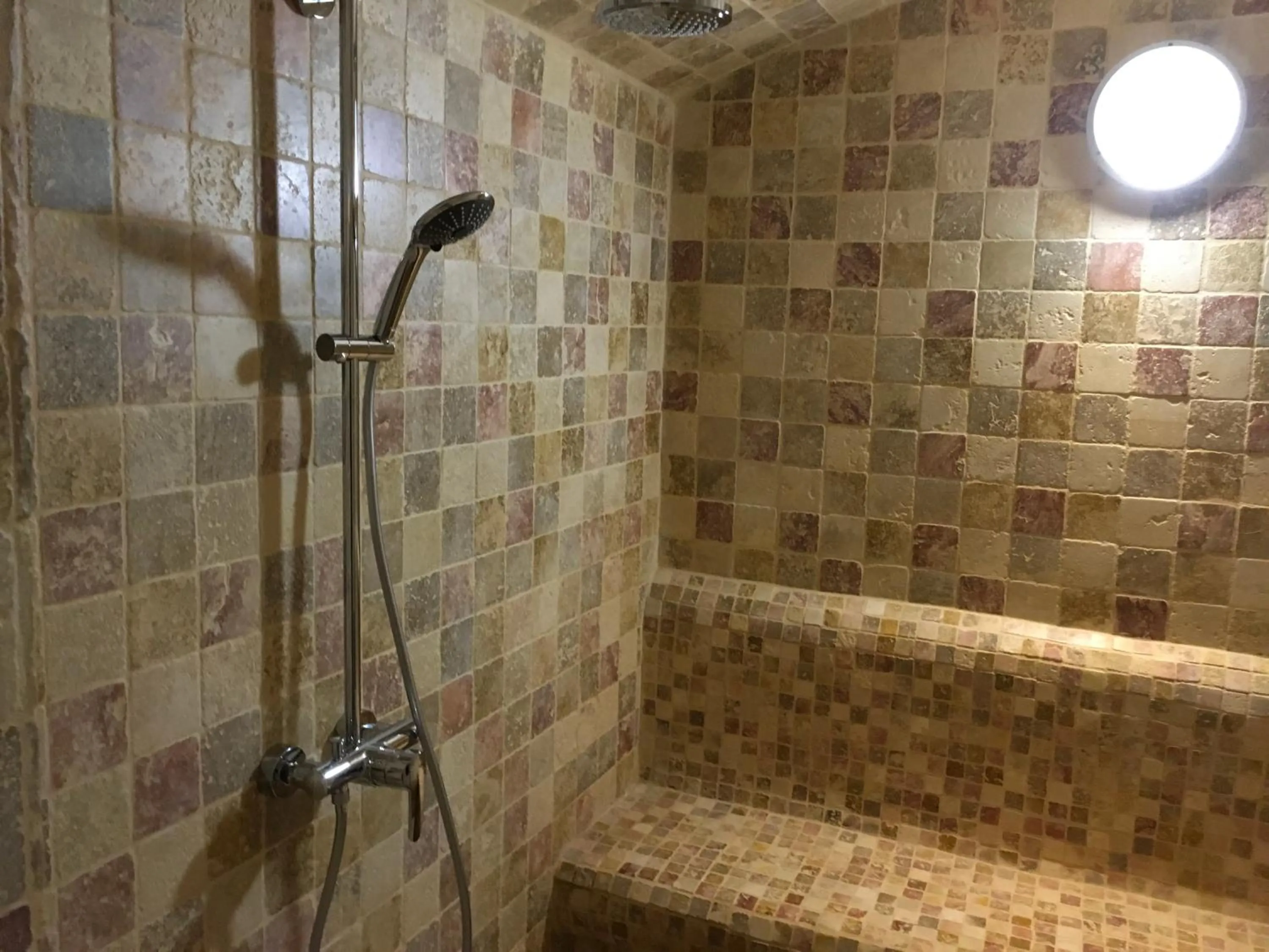 Bathroom in L'hommage