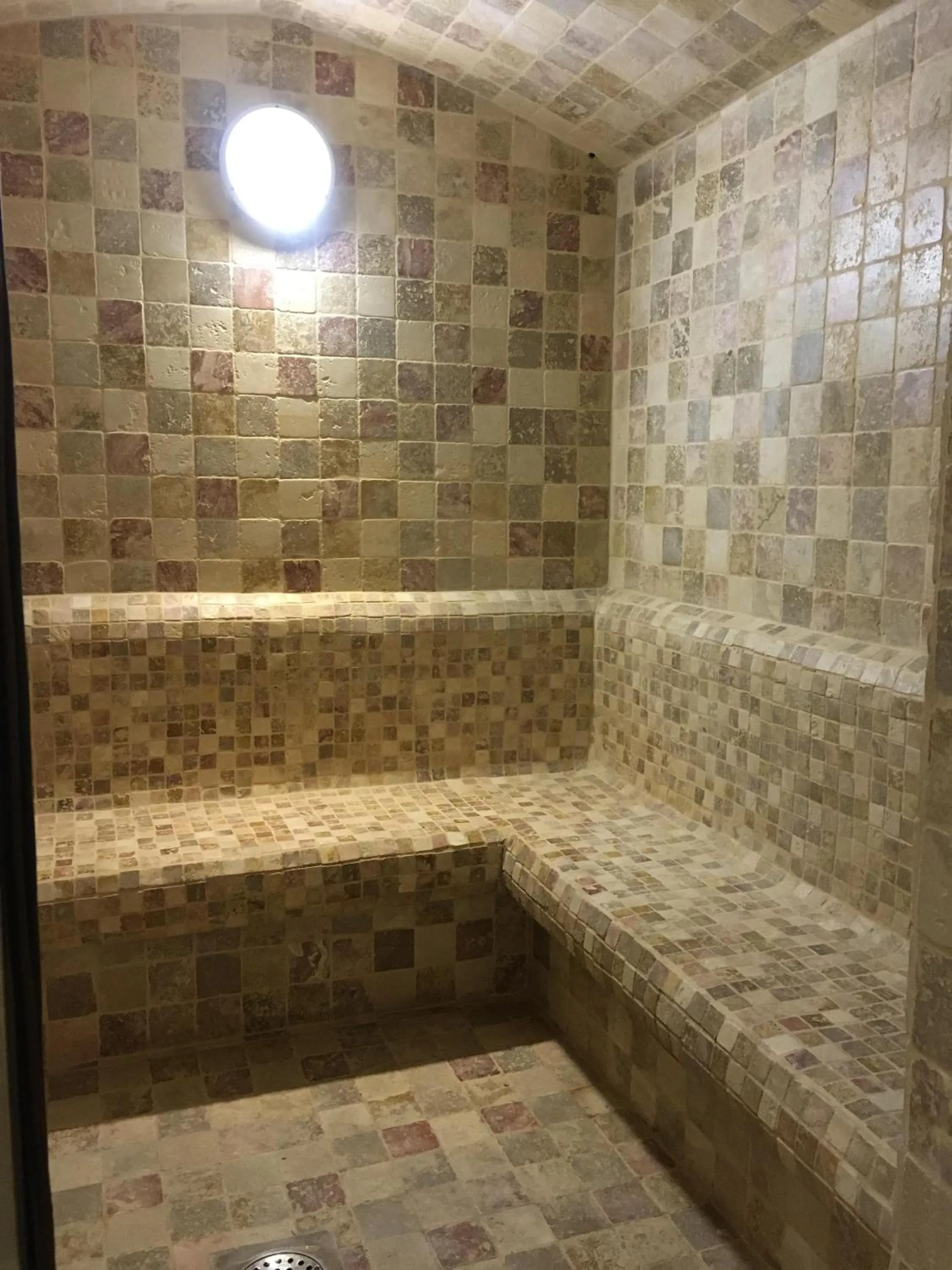 Bathroom in L'hommage