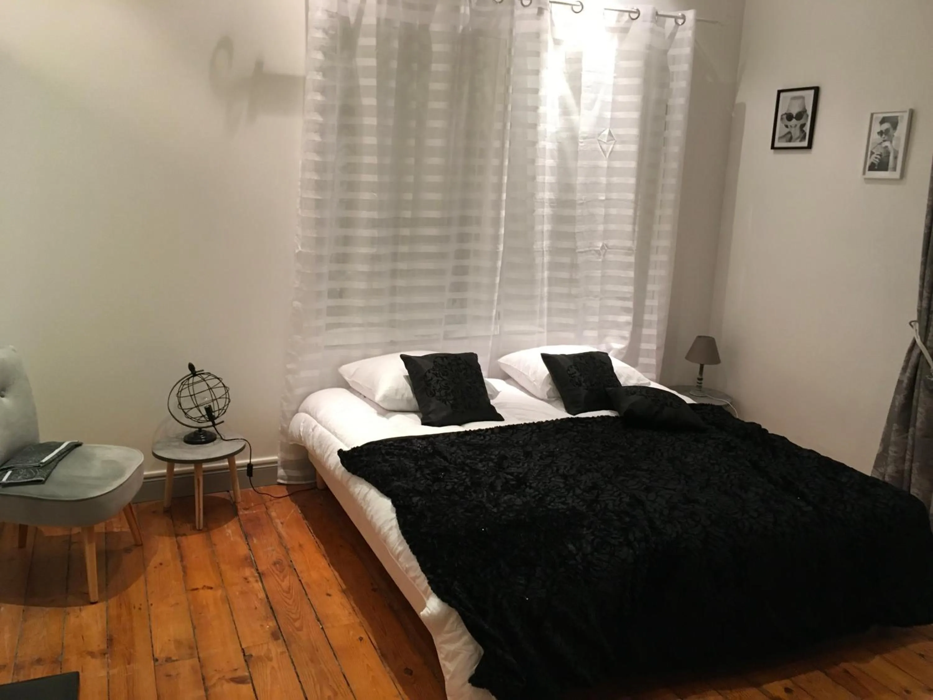 Bedroom, Bed in L'hommage