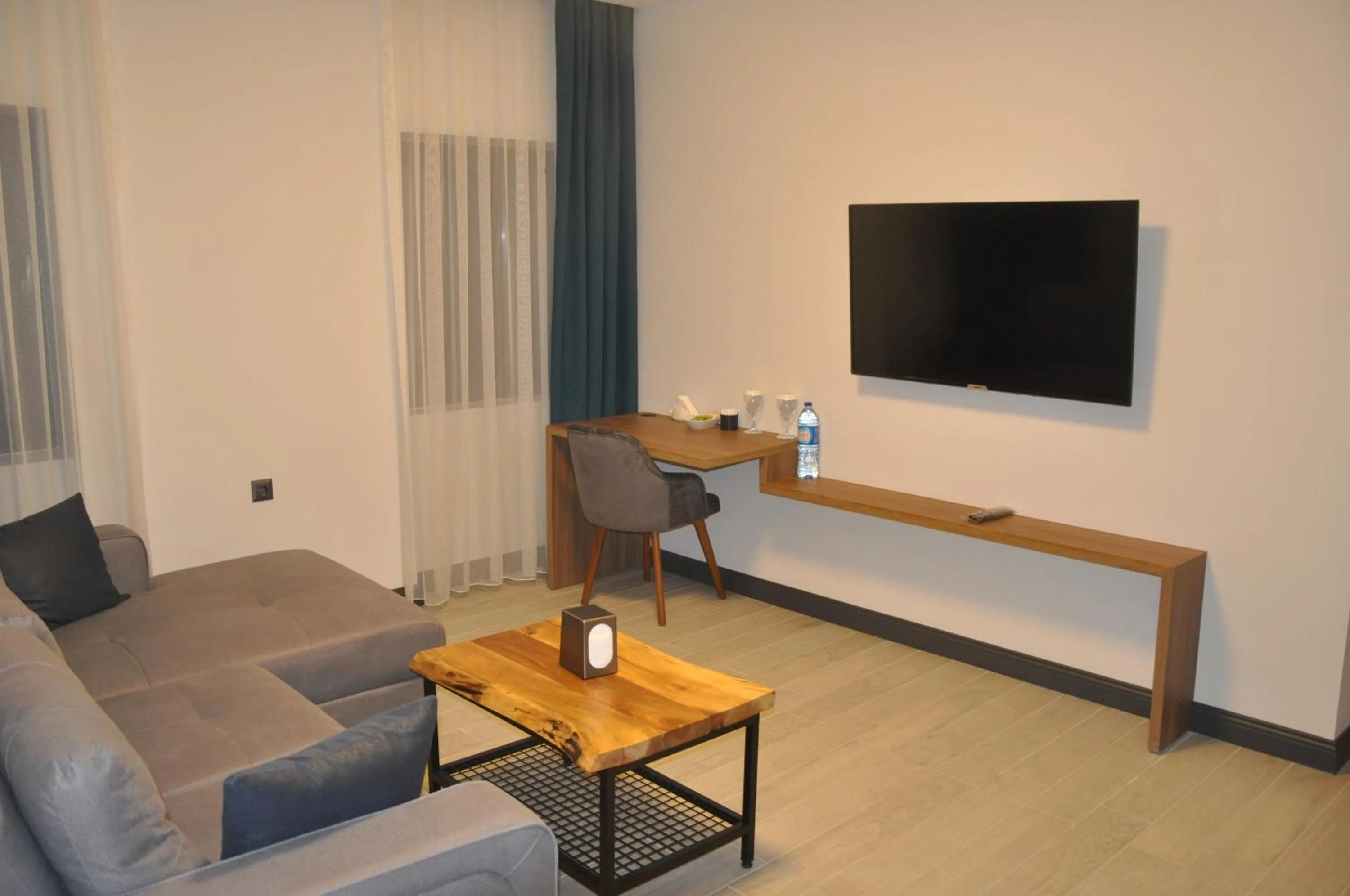 Communal lounge/ TV room in GOLAZ SUİT OTEL