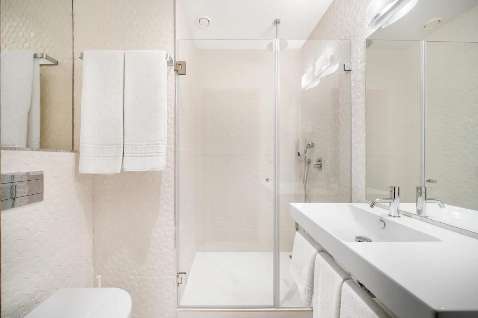 Shower in Moov Hotel Oeiras