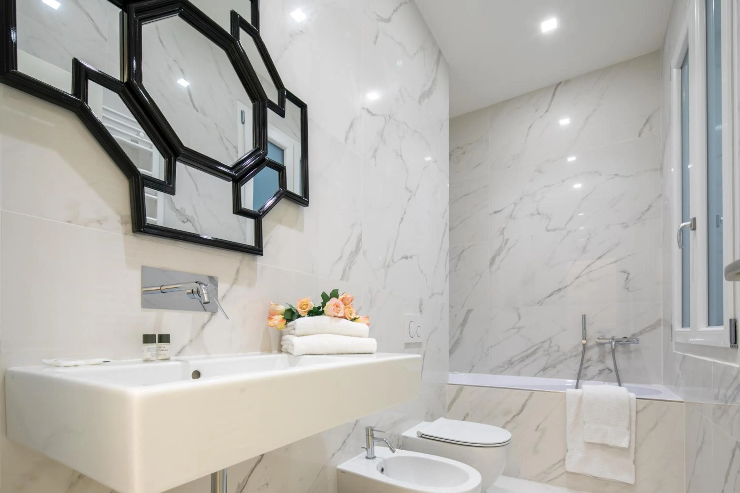 Bathroom in Luxury Blue Duomo by Mmega