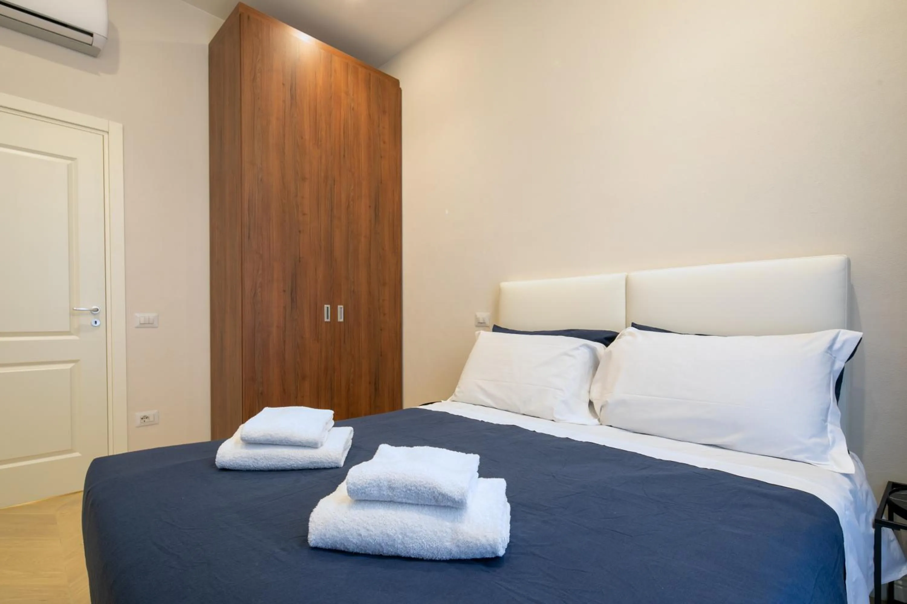 Bed in Luxury Blue Duomo by Mmega