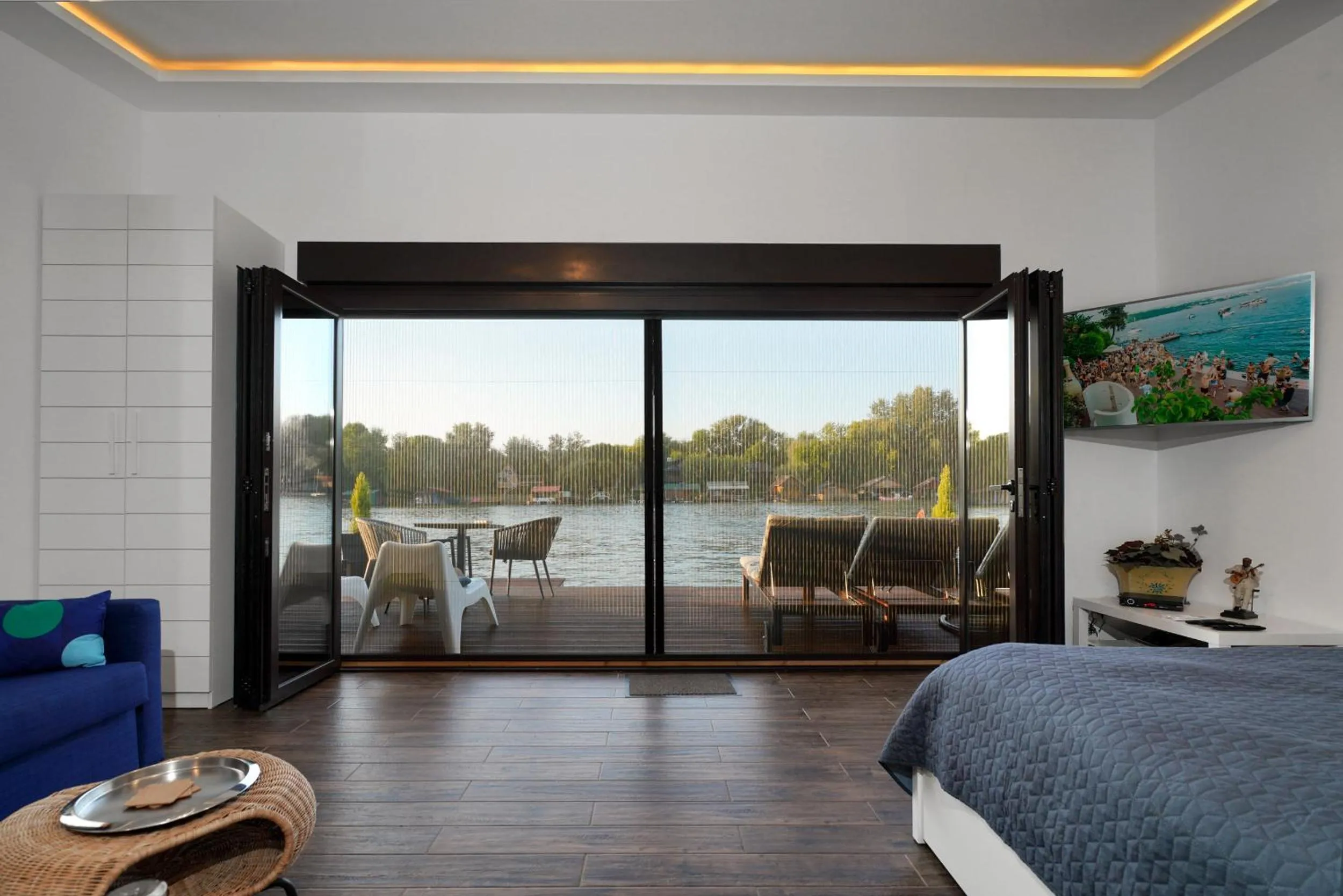 TV and multimedia, Bed in Beach House Belgrade