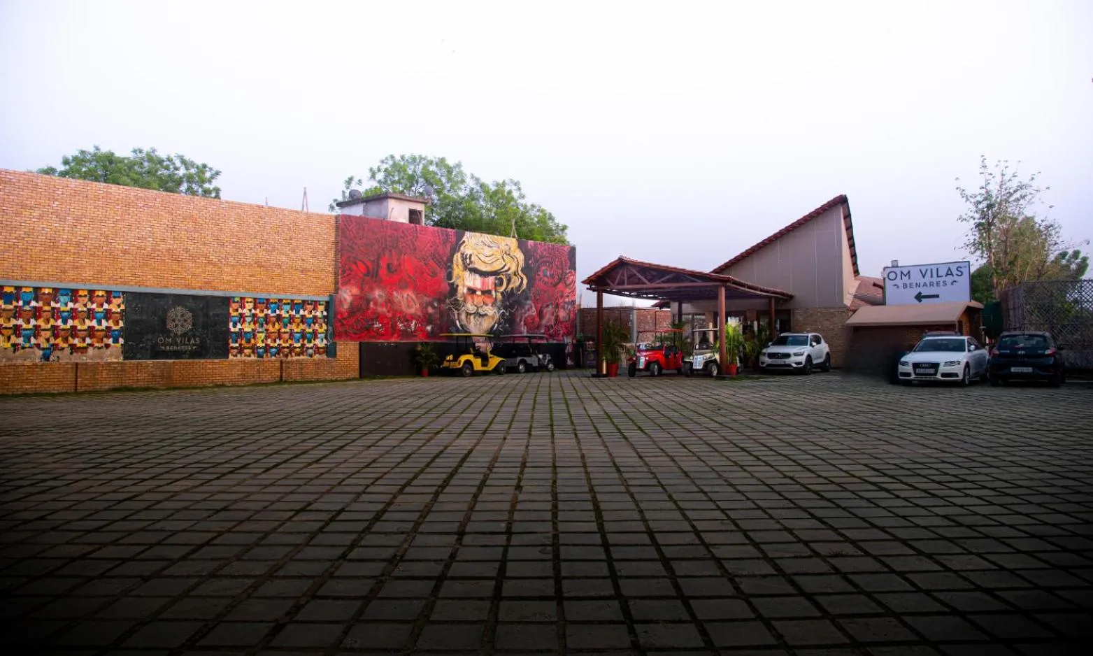 Facade/entrance in Om Vilas Benares, Varanasi
