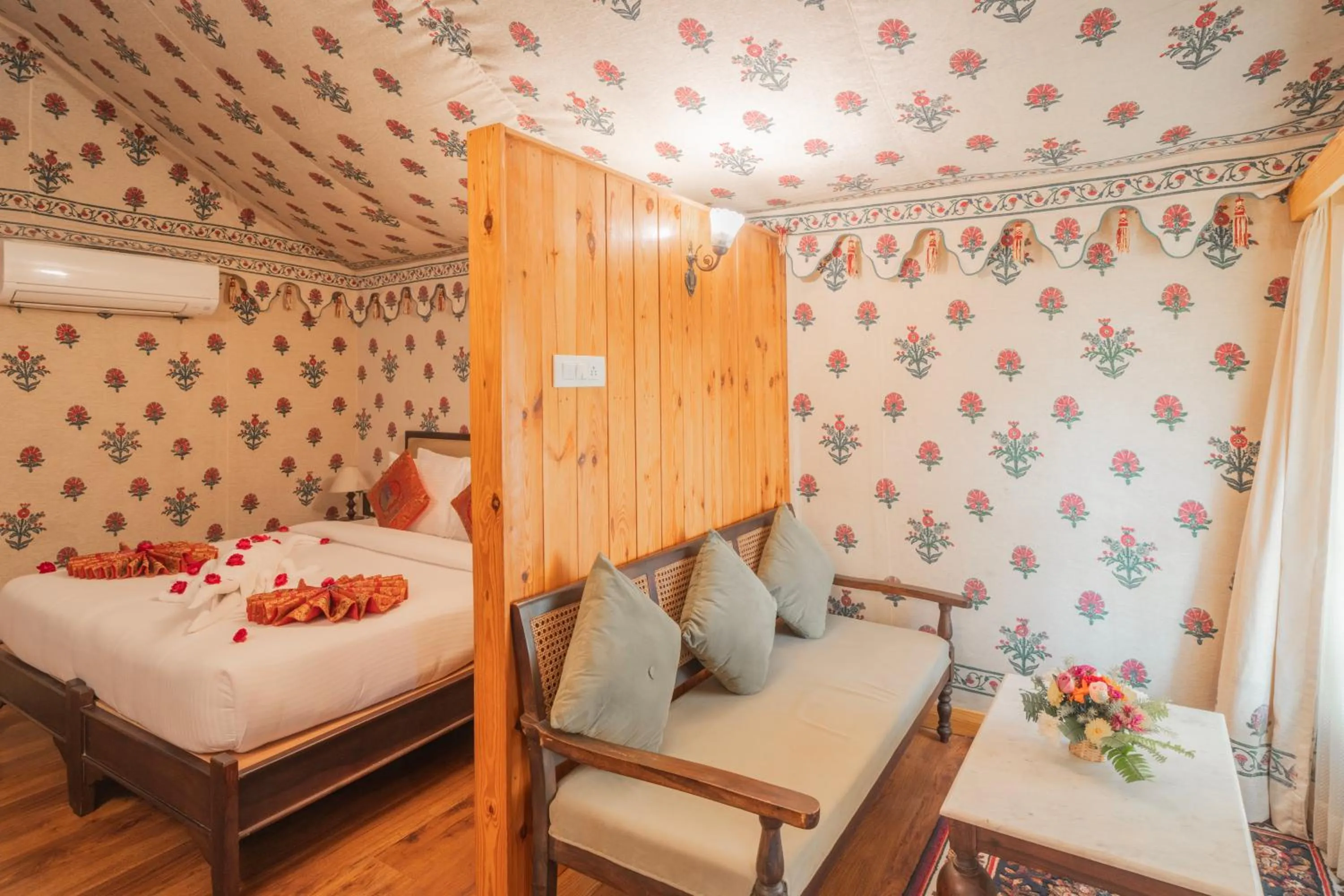 Living room, Bed in Om Vilas Benares, Varanasi