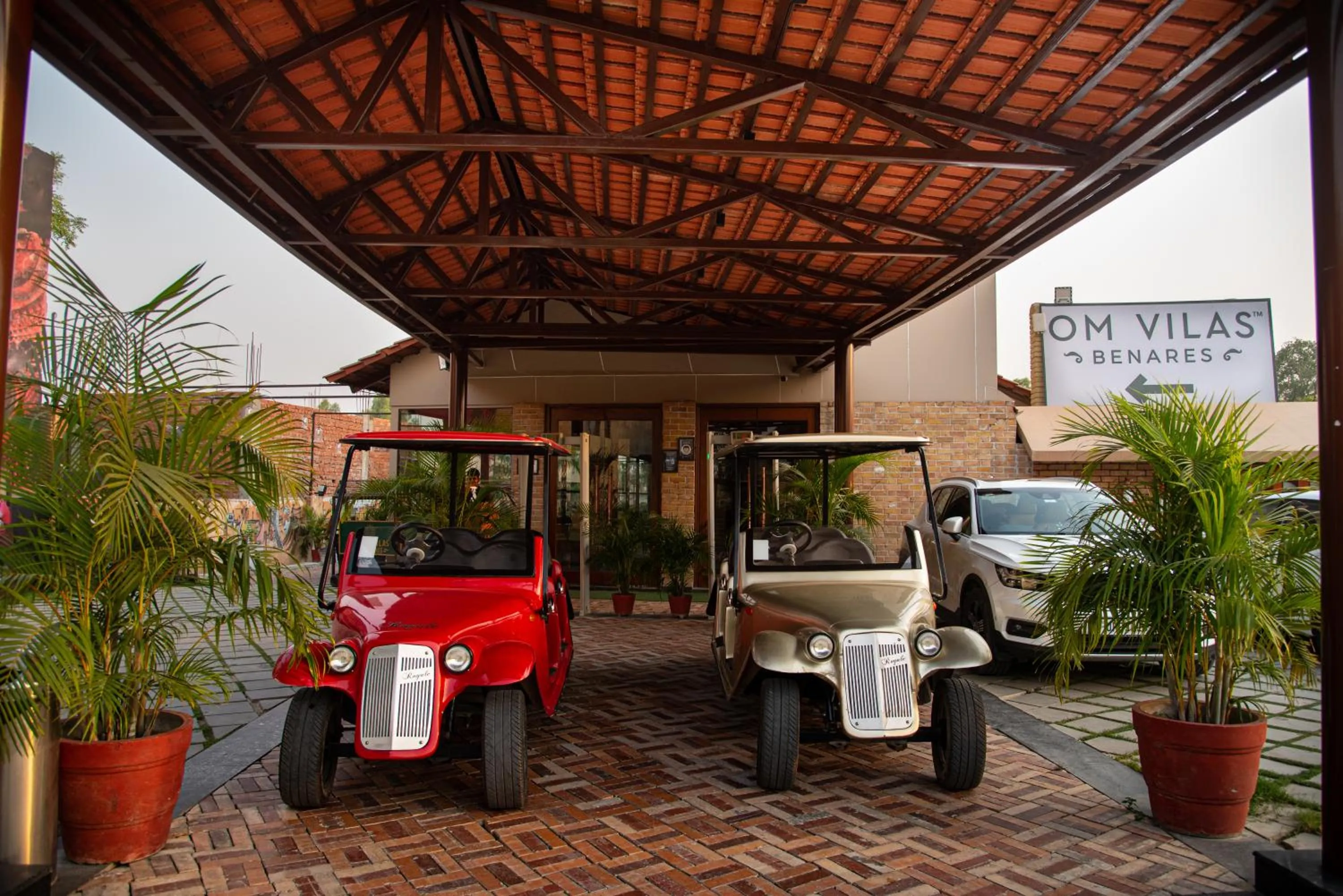 Facade/entrance in Om Vilas Benares, Varanasi