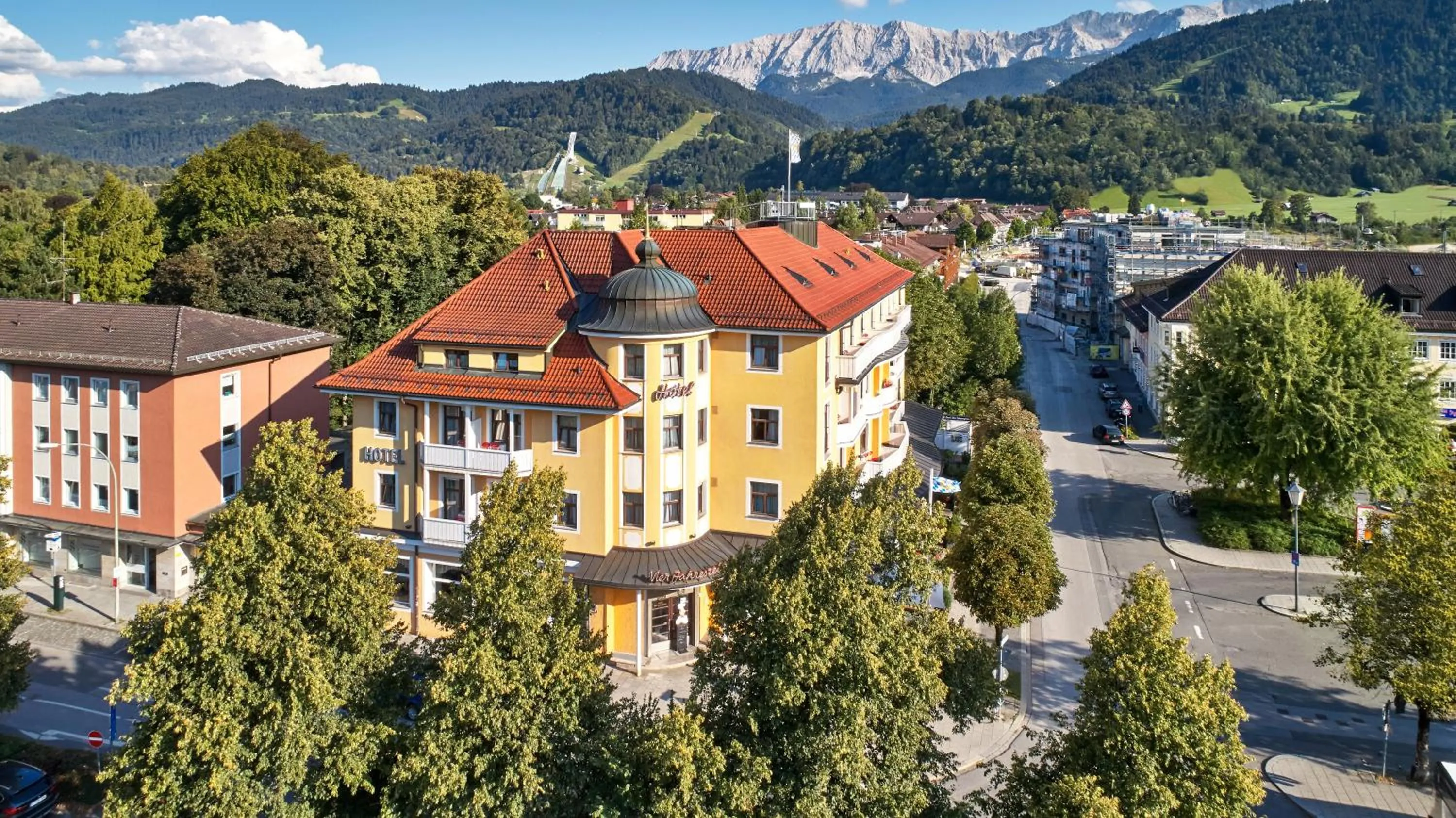Property building in Hotel Vier Jahreszeiten