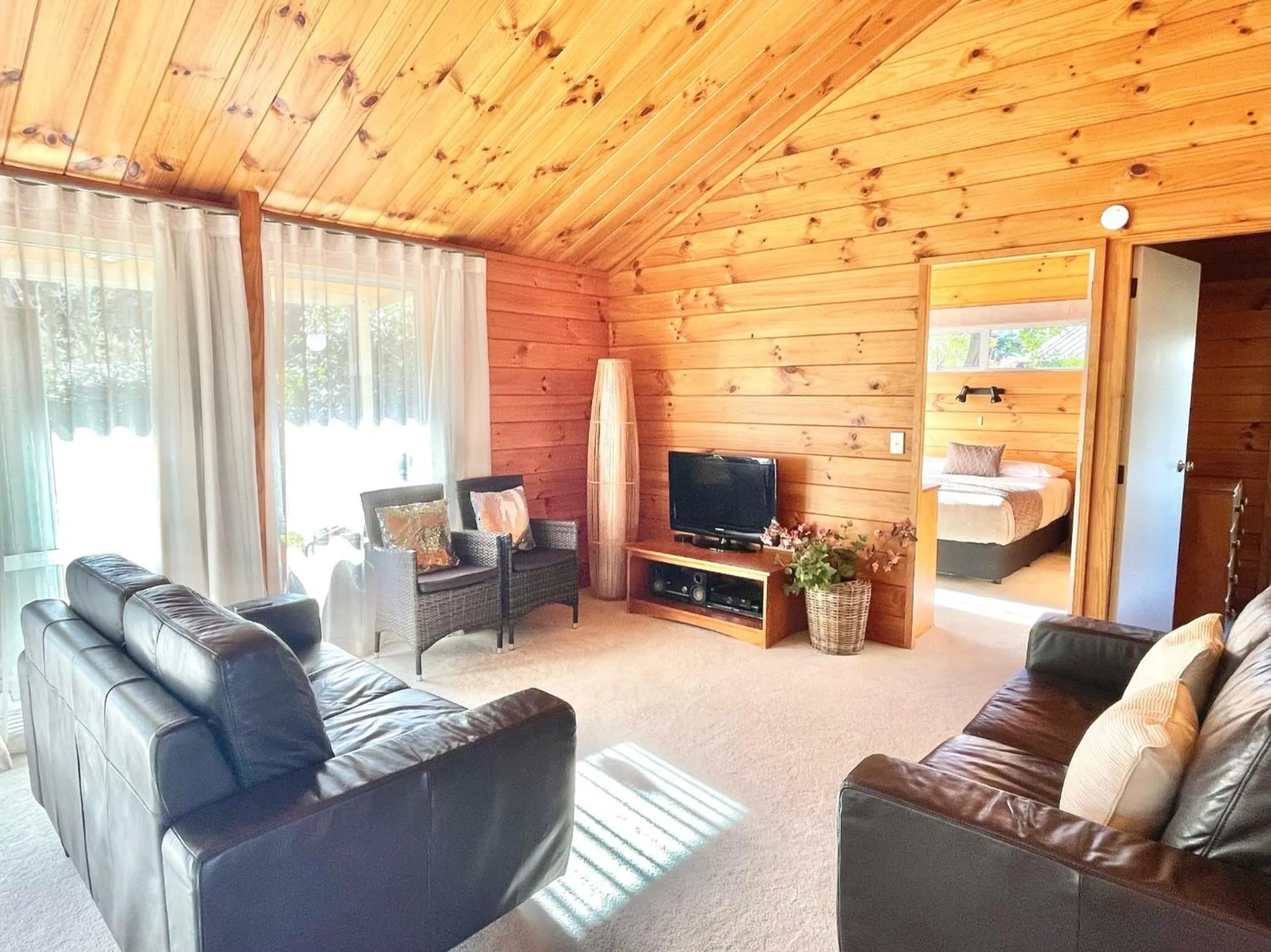 TV and multimedia in Tatahi Lodge Beach Resort