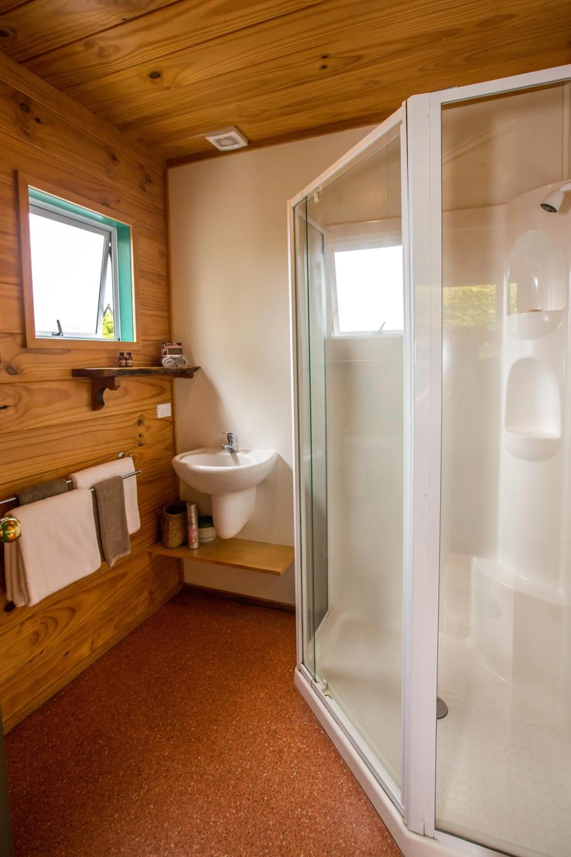 Shower in Tatahi Lodge Beach Resort