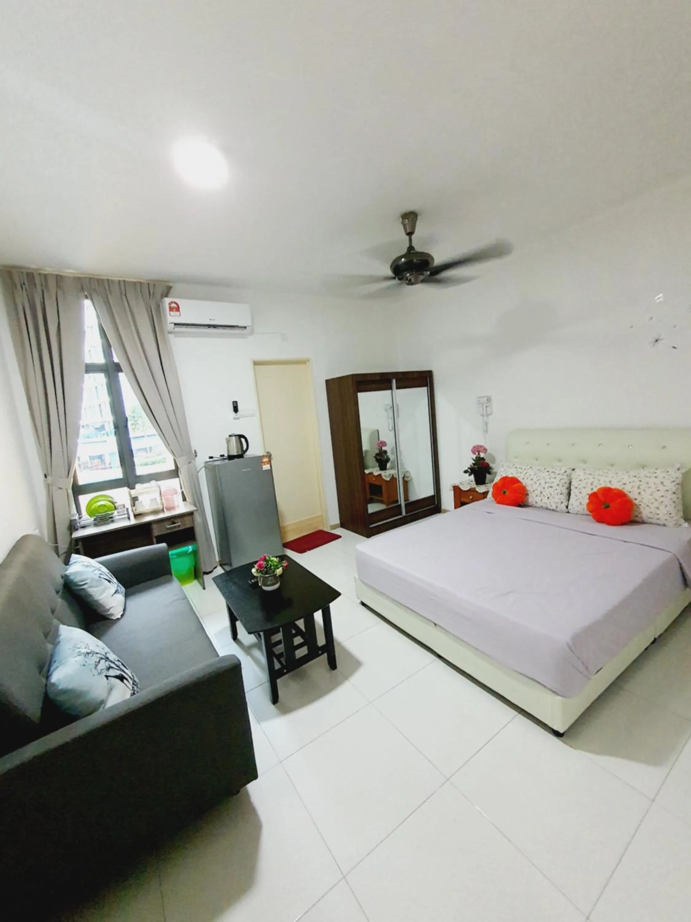 Photo of the whole room in Vista Royal Homestay