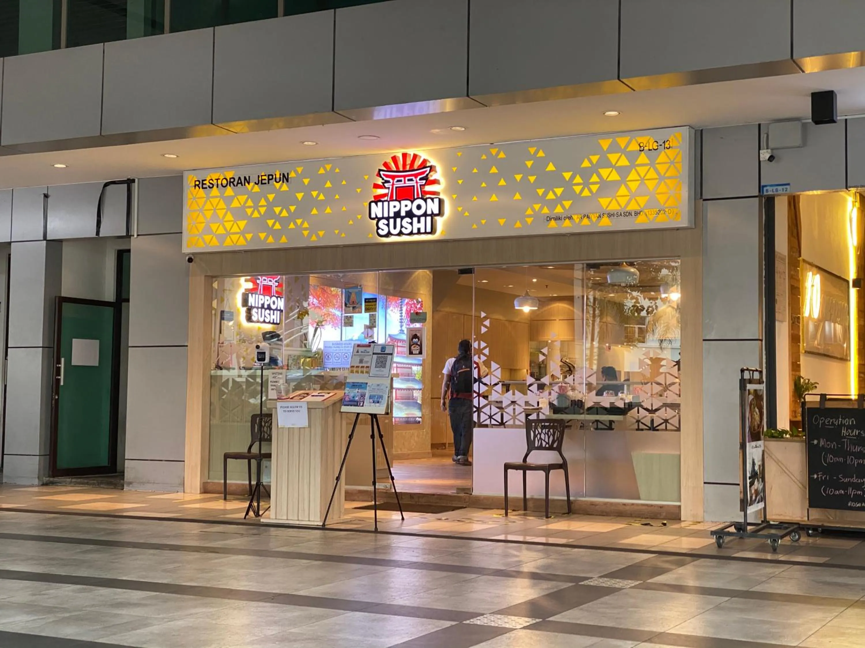 Restaurant/places to eat in Vista Royal Homestay