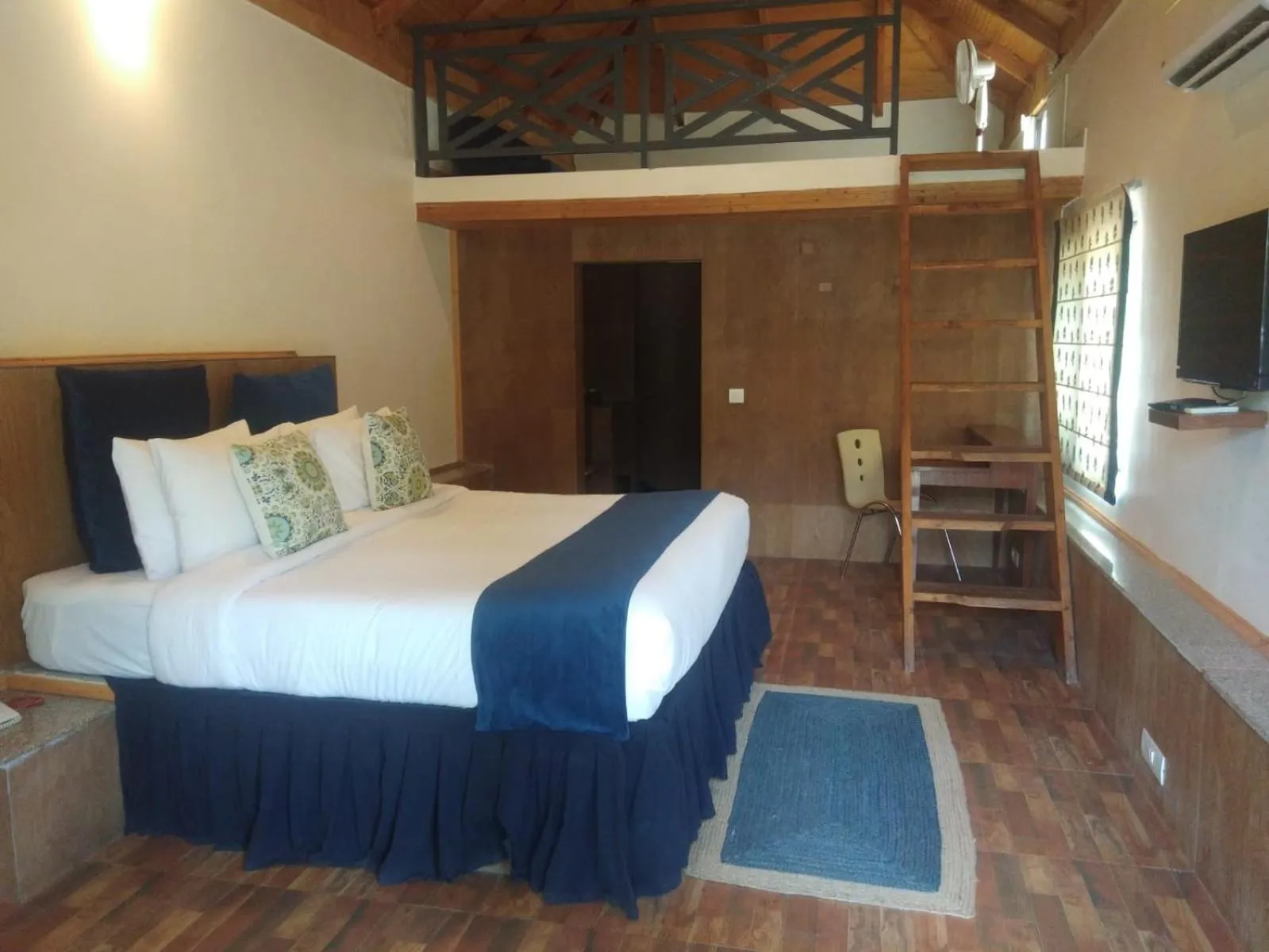 Bed in Suryavilas Luxury Resort & Spa