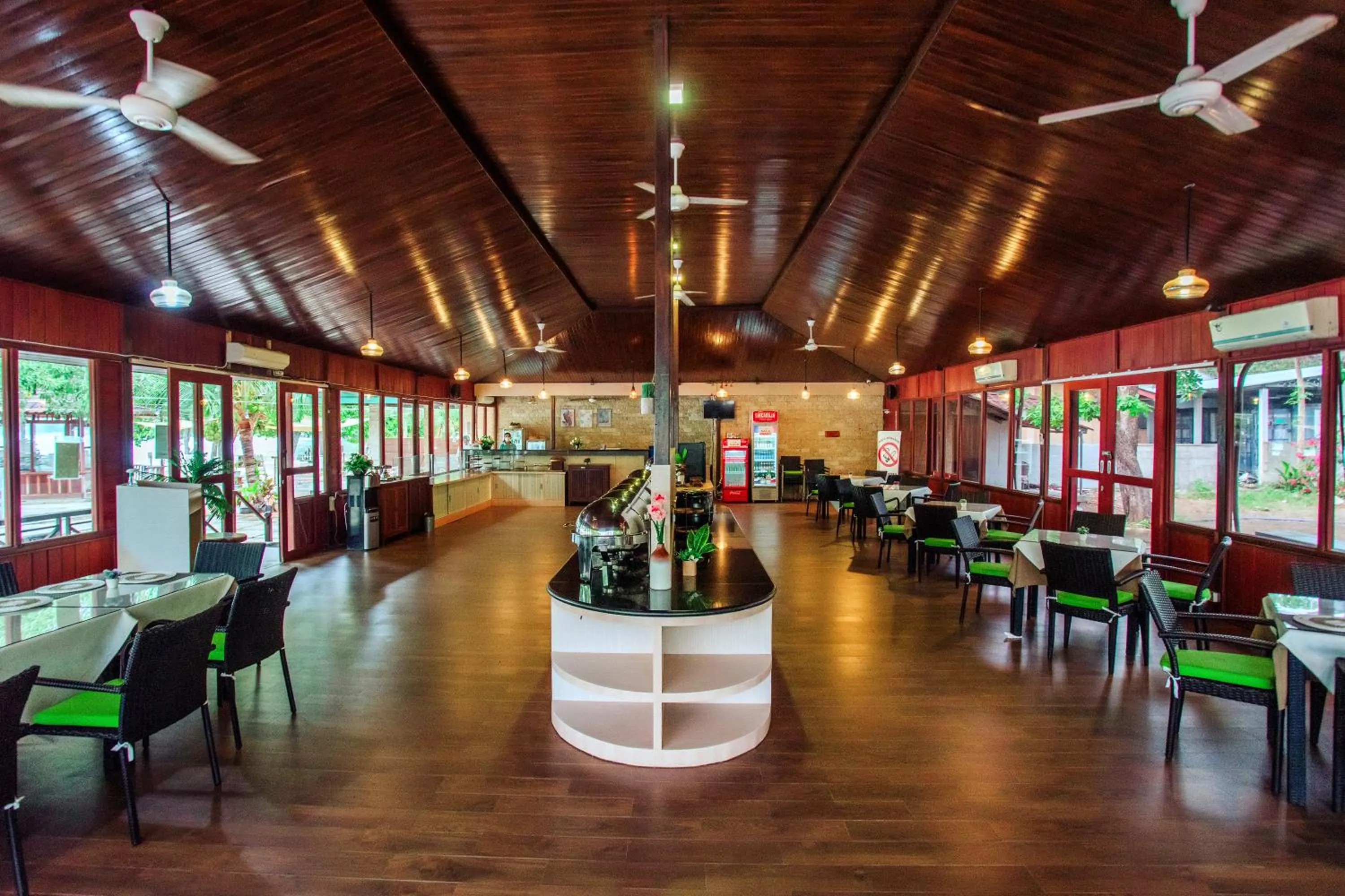Restaurant/places to eat in Sylvia Hotel & Resort Komodo