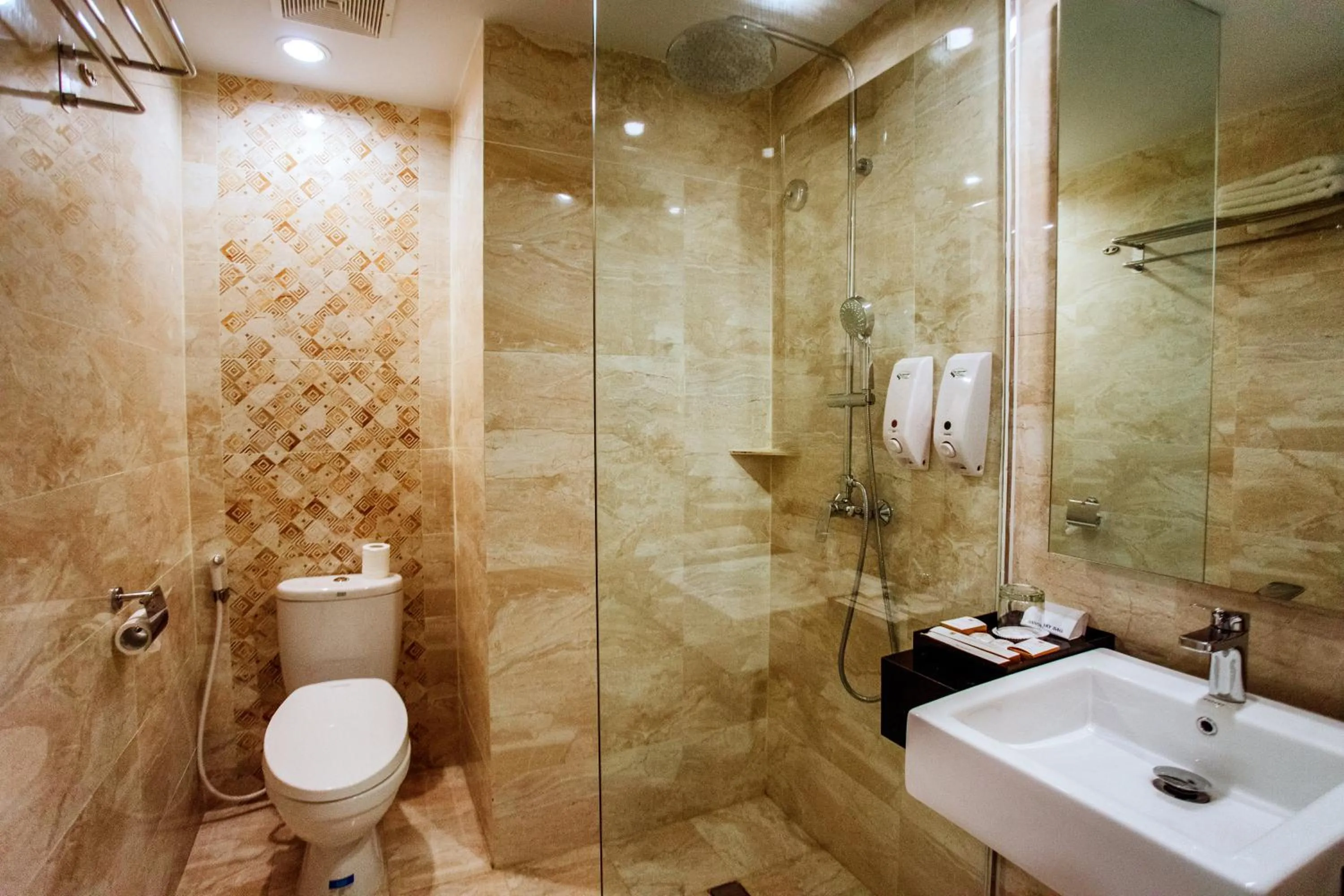 Shower in Sylvia Hotel & Resort Komodo