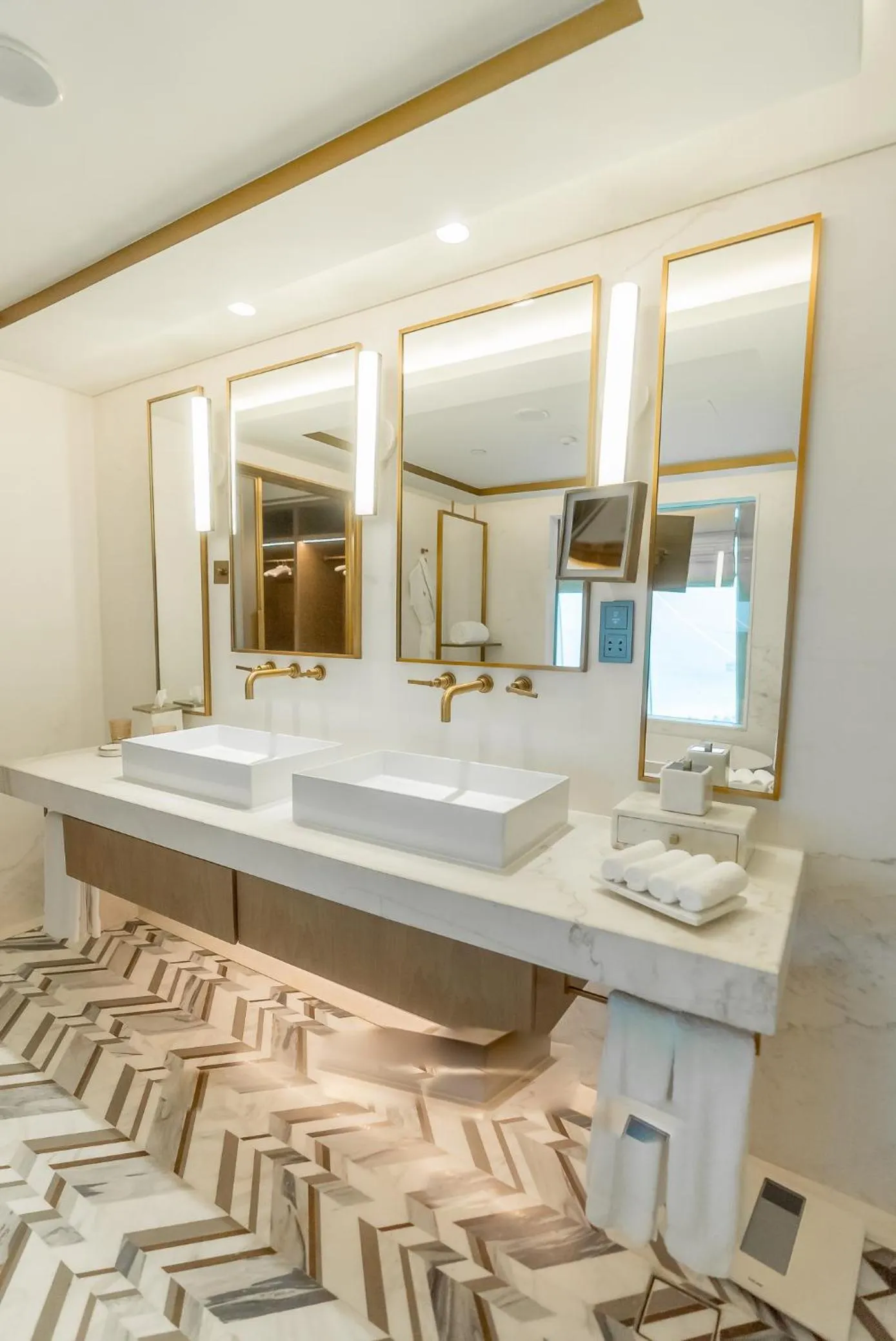 Toilet in Jumeirah Beach Hotel Dubai