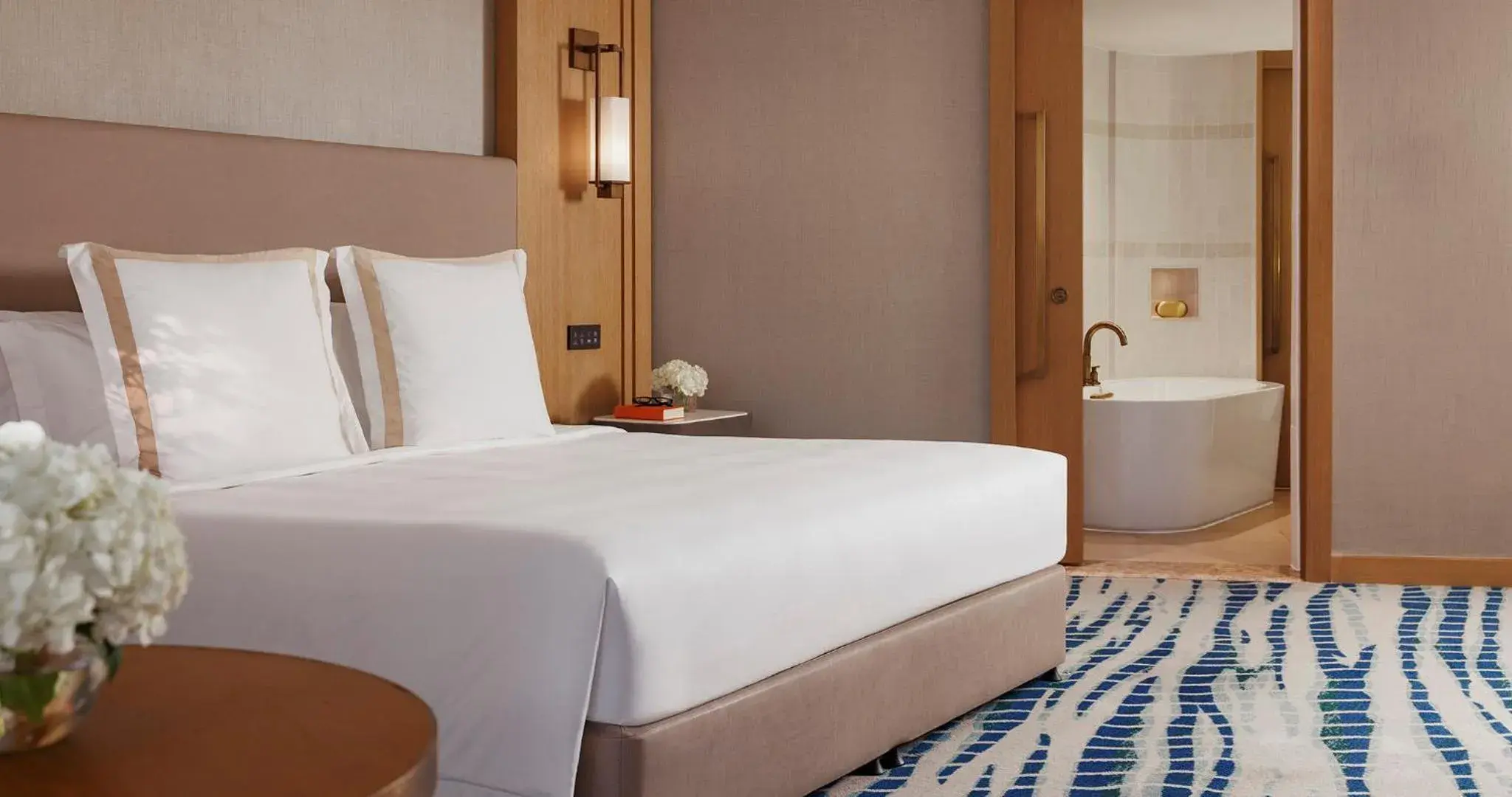 Bathroom, Bed in Jumeirah Beach Hotel Dubai Bathroom, Bed in Jumeirah Beach Hotel Dubai