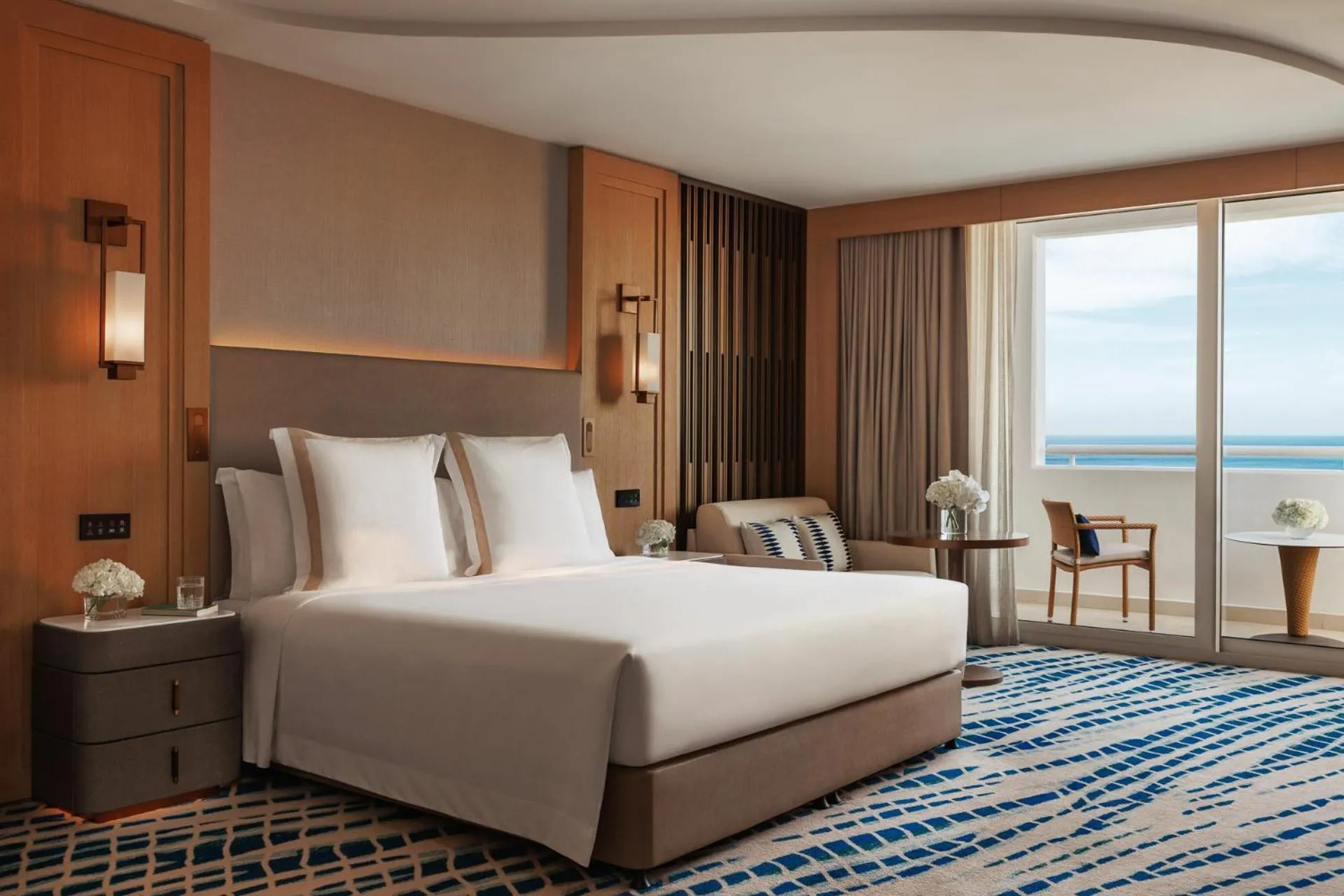 Bedroom, Bed in Jumeirah Beach Hotel Dubai