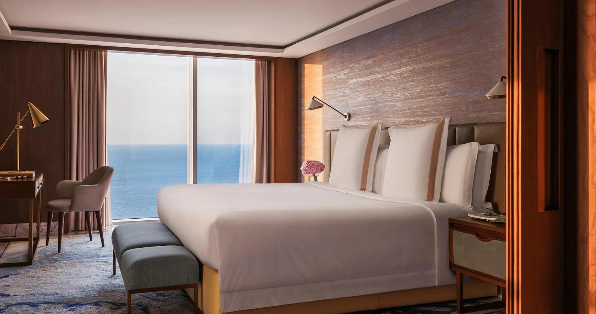 Bedroom, Bed in Jumeirah Beach Hotel Dubai