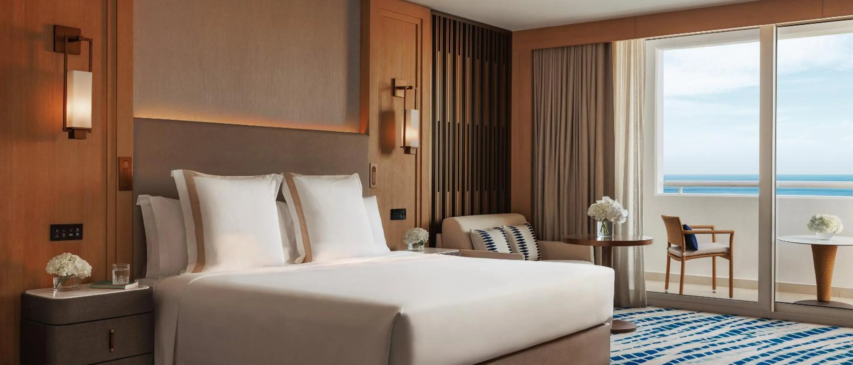 Bedroom, Bed in Jumeirah Beach Hotel Dubai