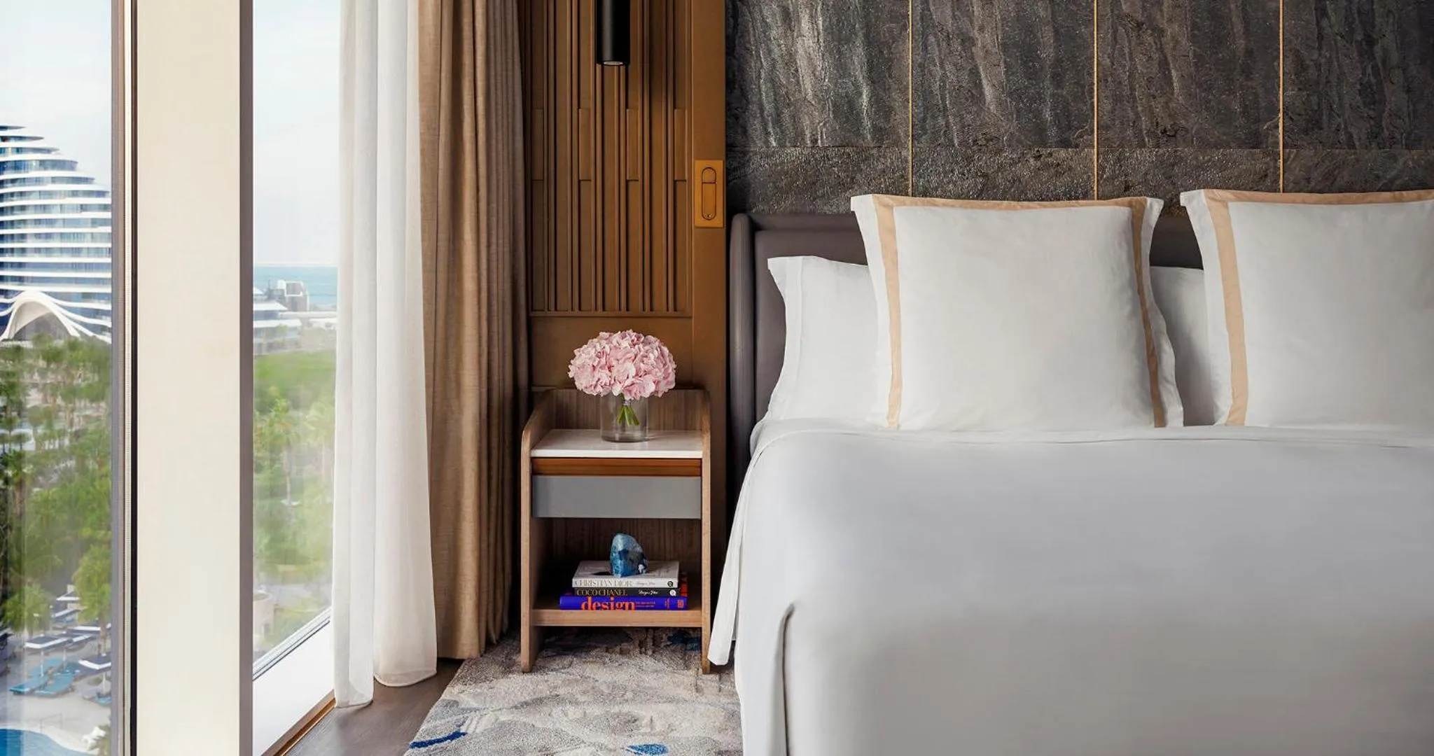 Bedroom, Bed in Jumeirah Beach Hotel Dubai