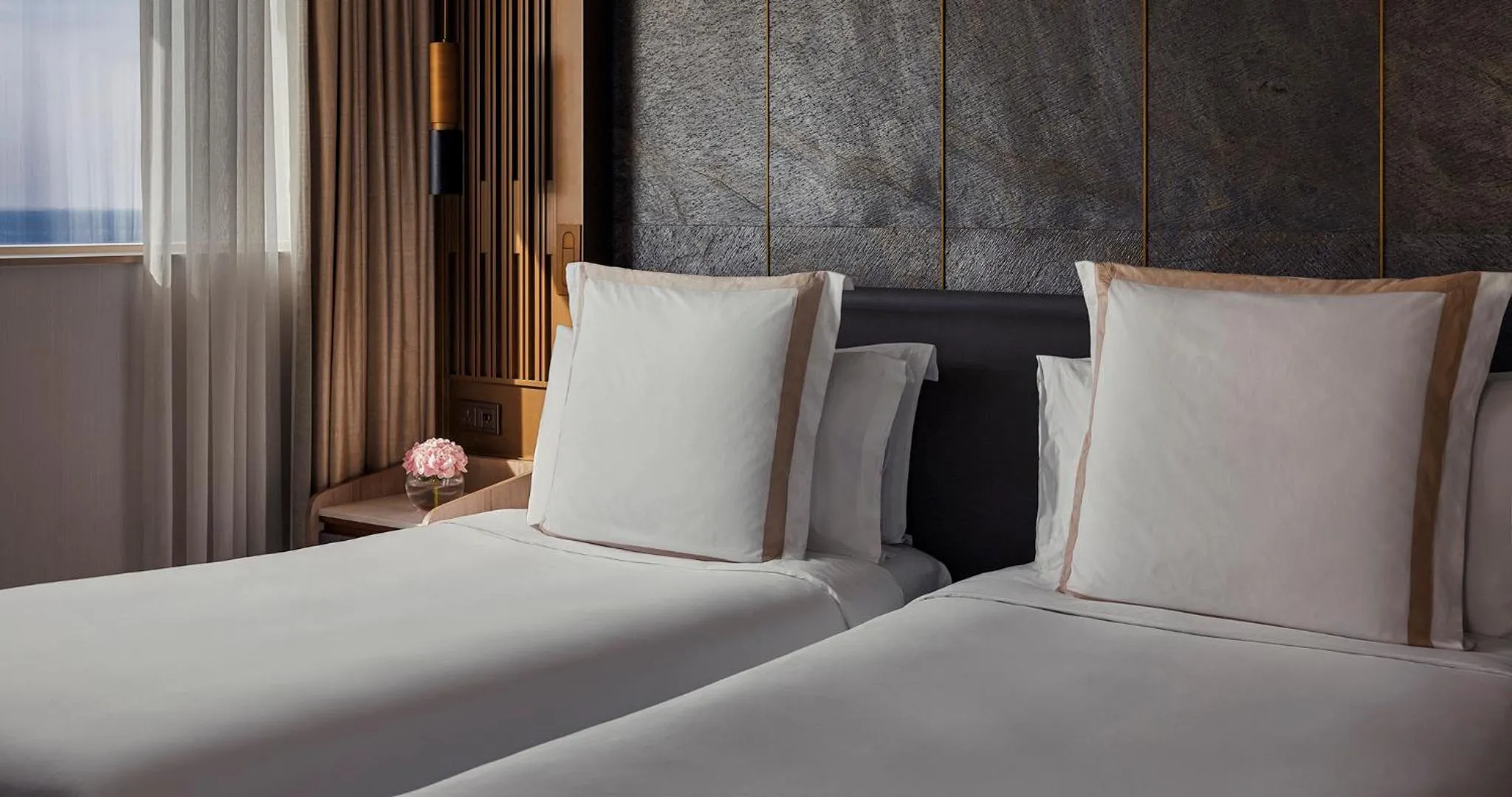 Bed in Jumeirah Beach Hotel Dubai