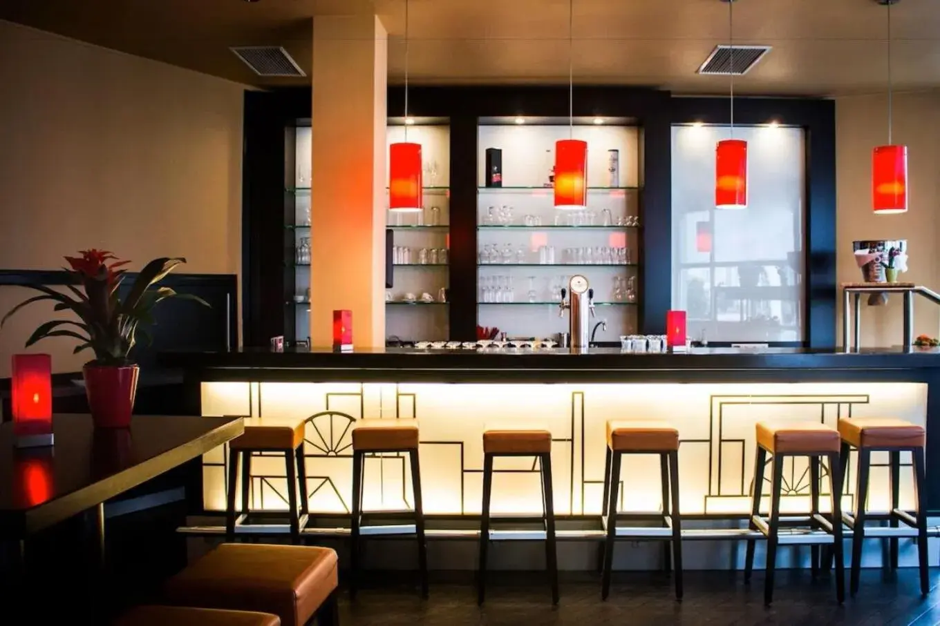 Lounge or bar in Ramada by Wyndham Bottrop City Lounge or bar in Ramada by Wyndham Bottrop City