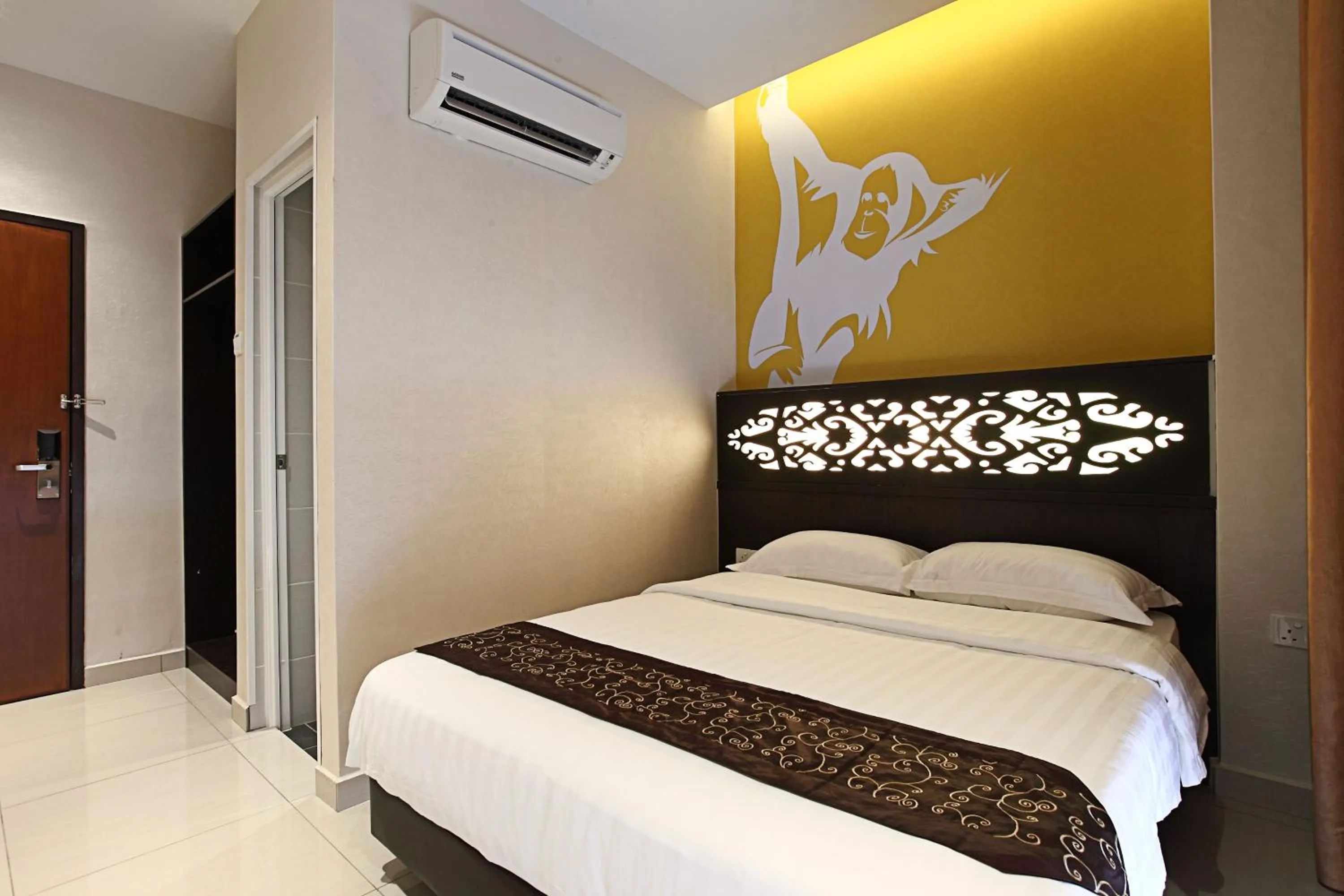 Photo of the whole room, Bed in Sri Enstek Hotel KLIA, KLIA 2 & F1