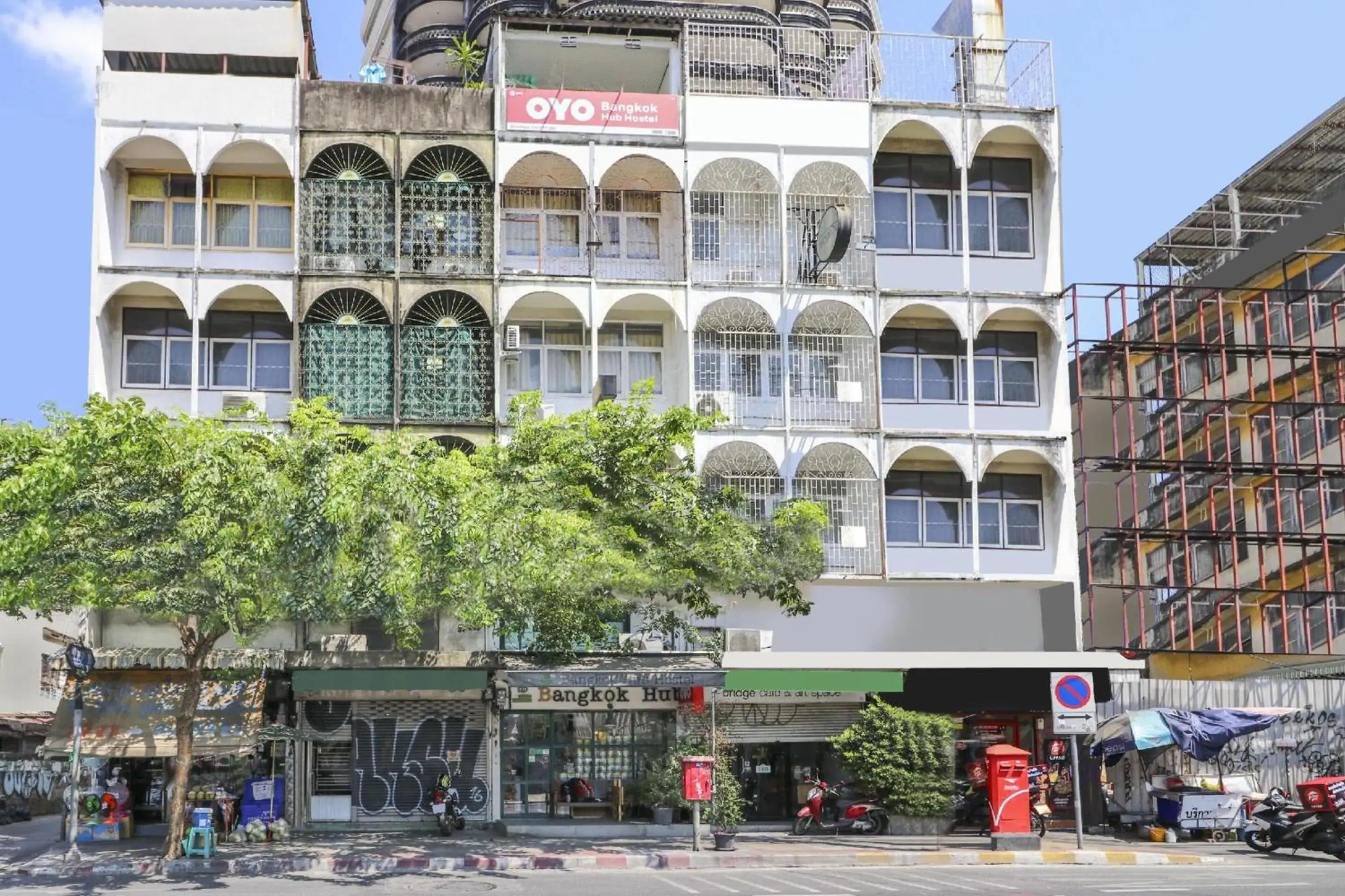 Property building in Bangkok Hub Hostel Property building in Bangkok Hub Hostel