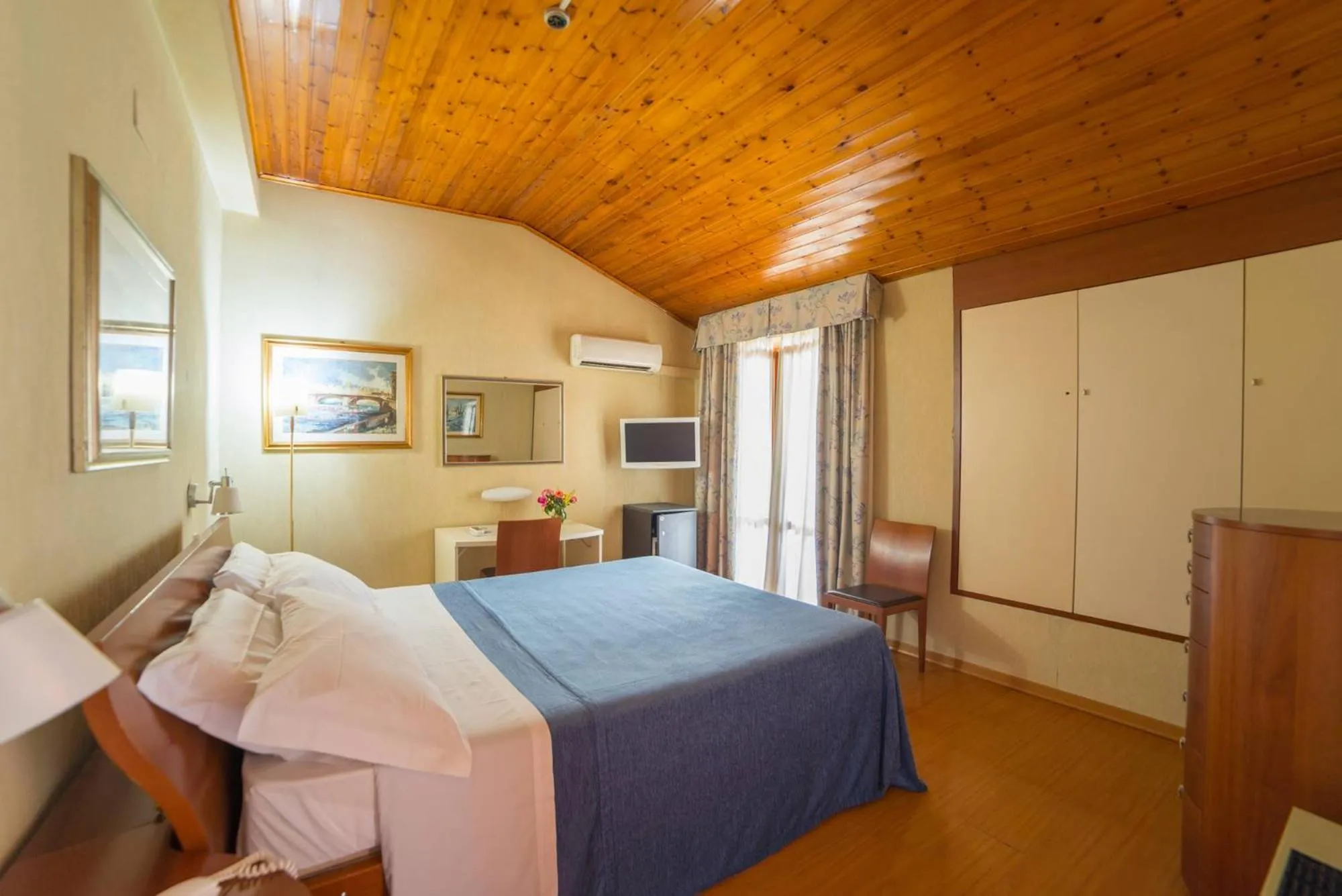 Photo of the whole room, Bed in Montebello Park Hotel