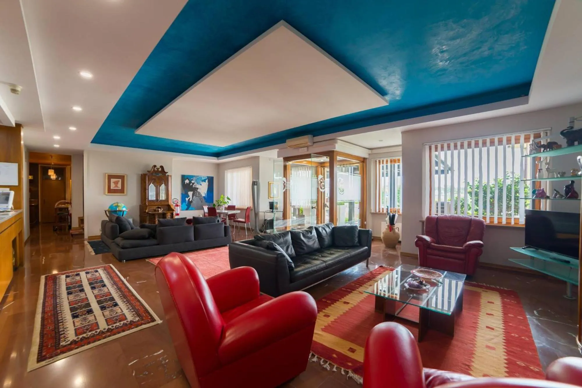 Seating area in Montebello Park Hotel