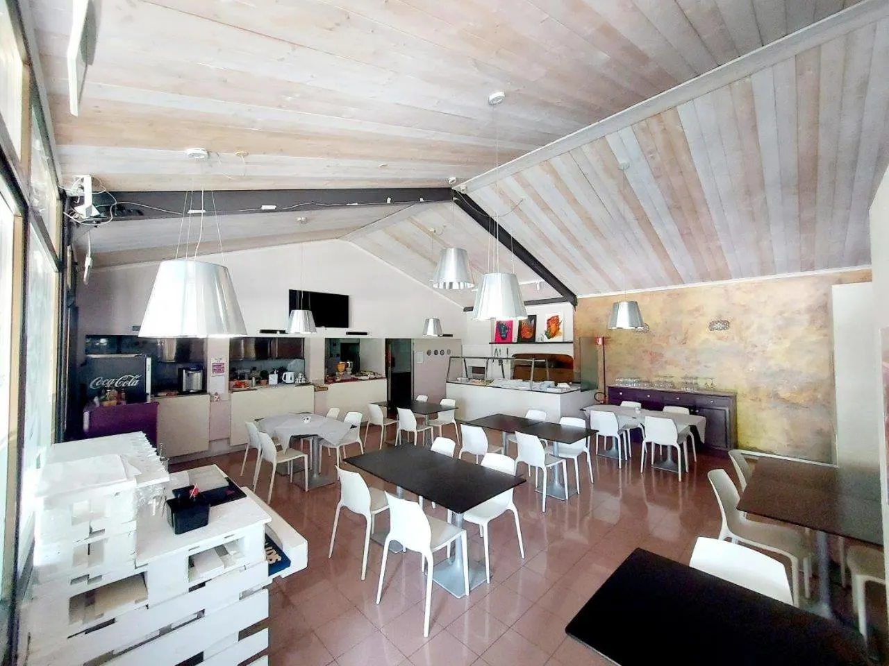 Restaurant/places to eat in Montebello Park Hotel