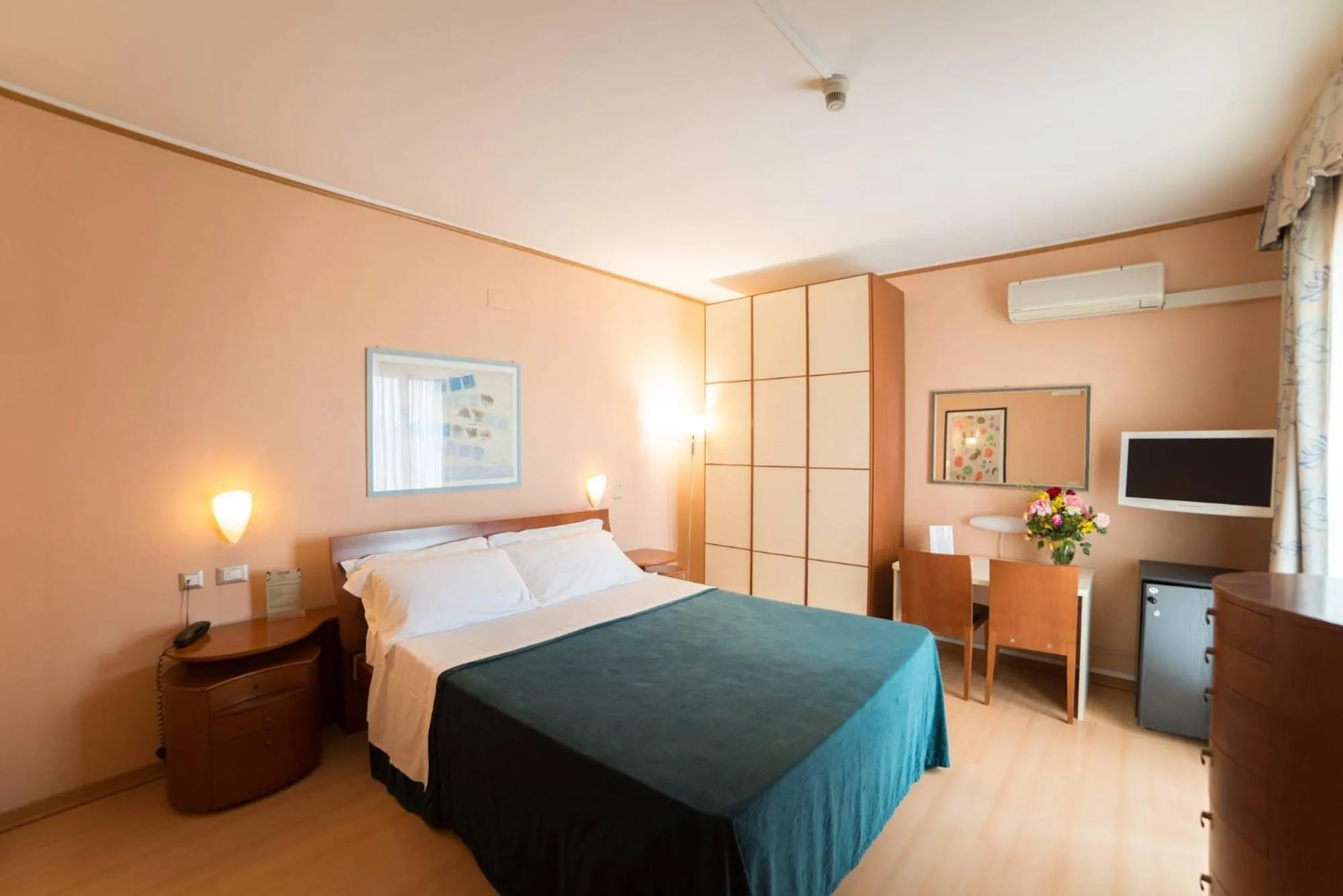 Photo of the whole room, Bed in Montebello Park Hotel