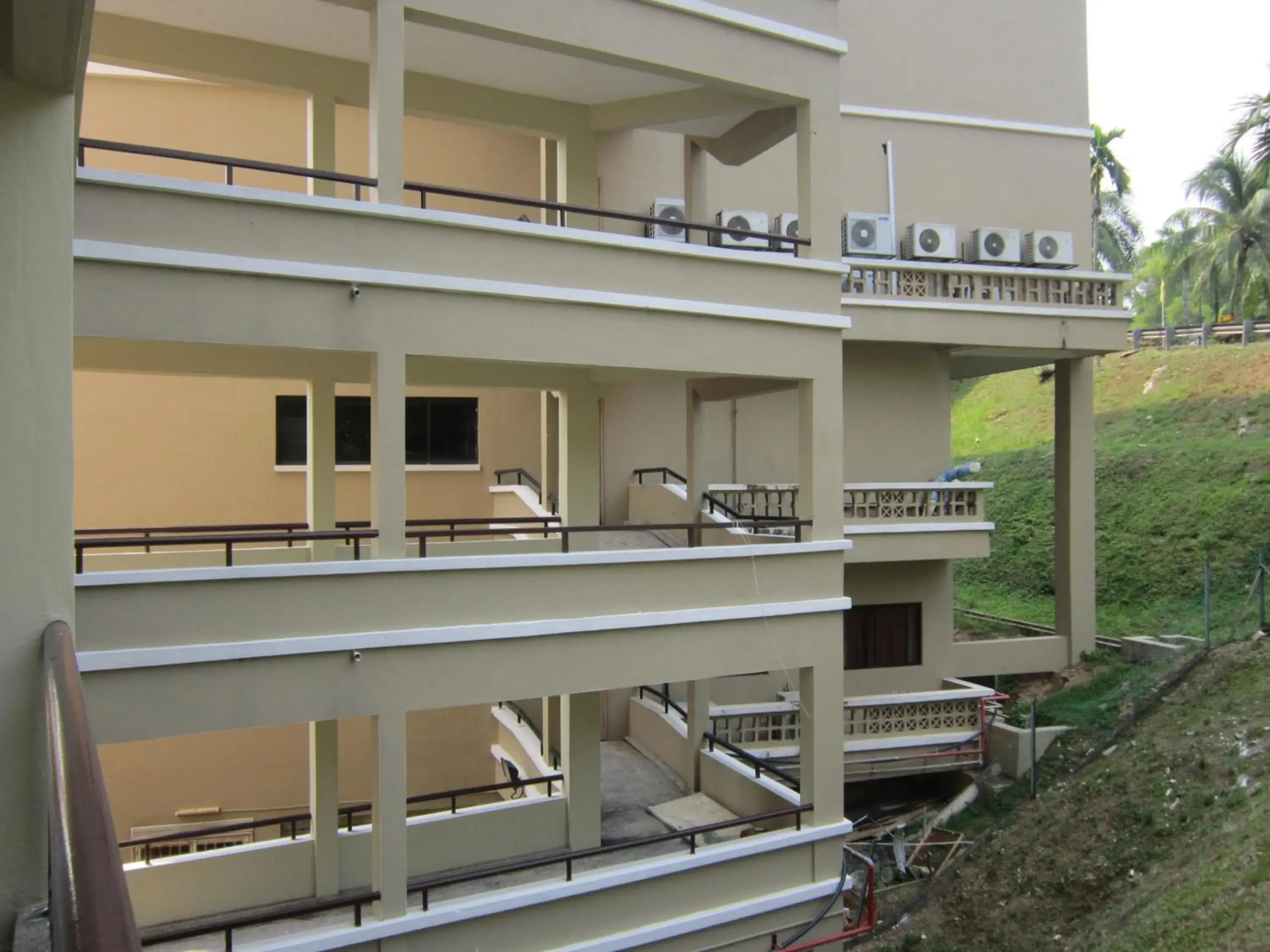 Property building in Paradise Lagoon Apartment Property building in Paradise Lagoon Apartment