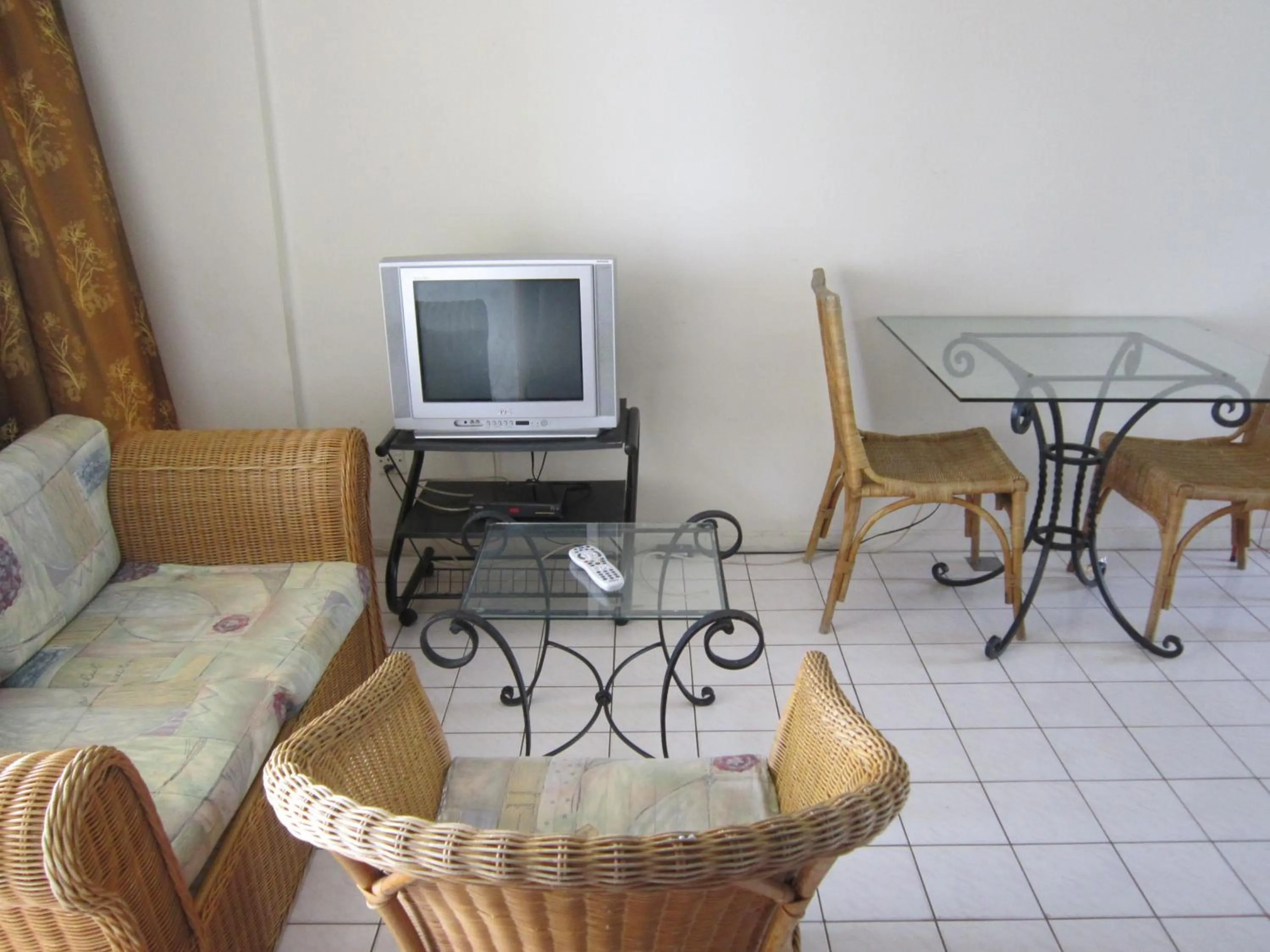 TV and multimedia in Paradise Lagoon Apartment