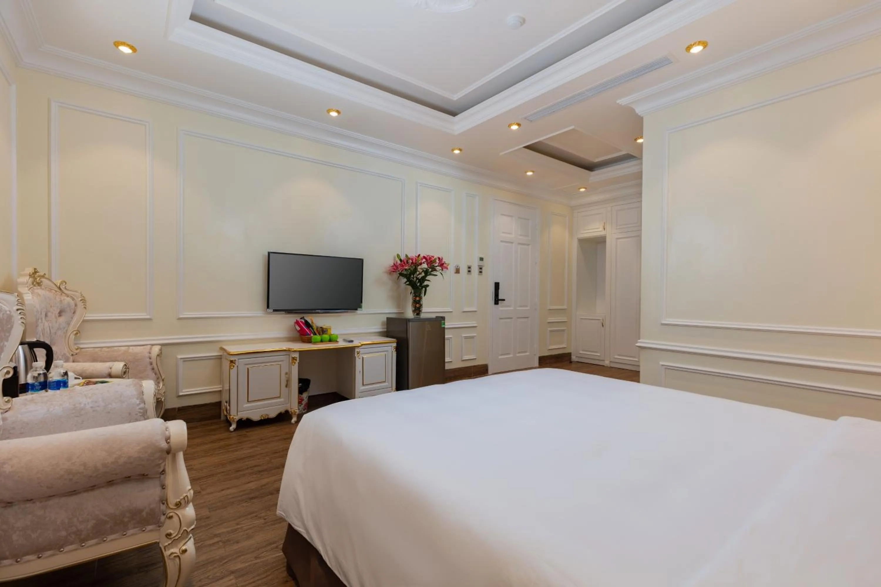 Photo of the whole room in Cẩm Bình Hotel