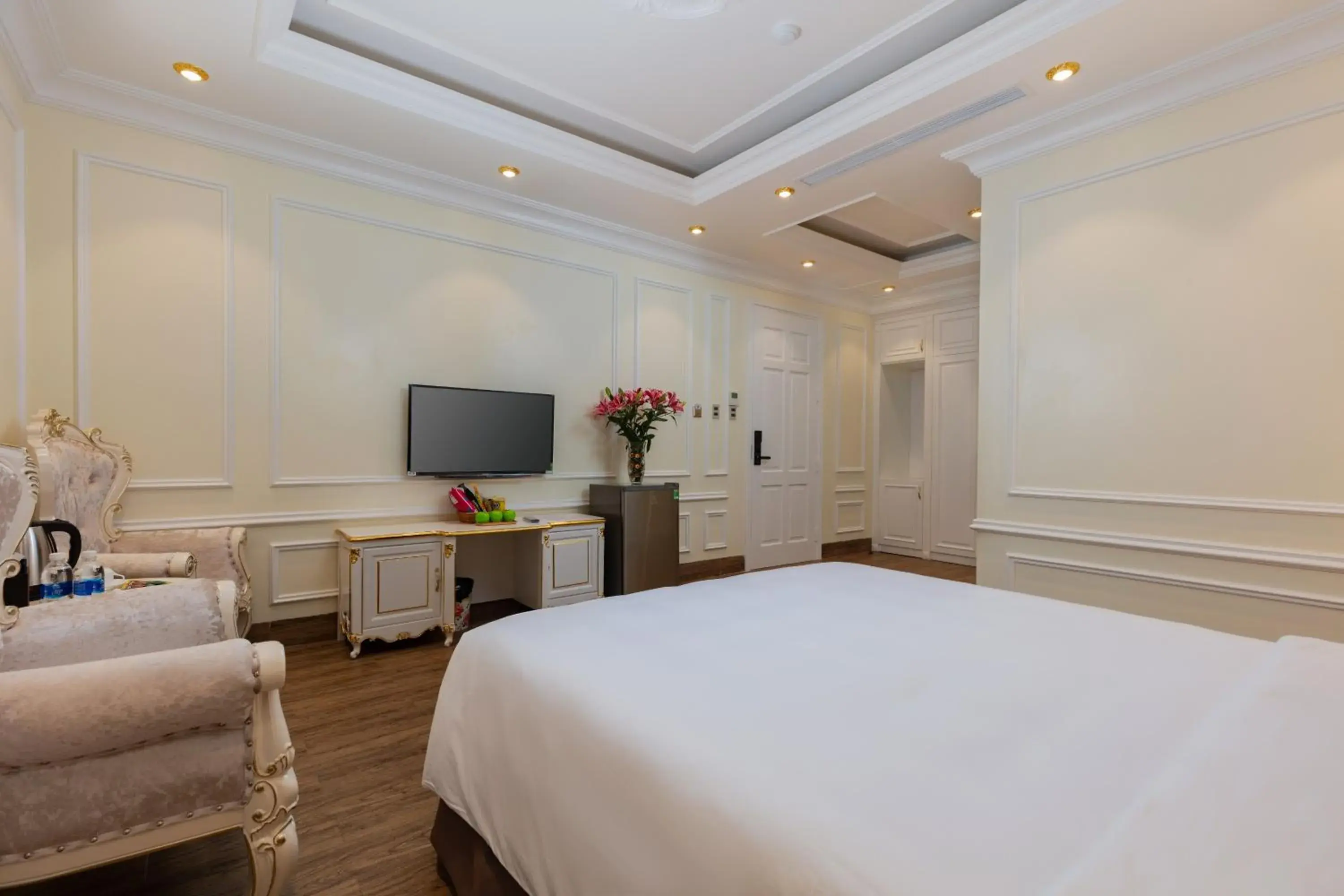 Photo of the whole room, Bed in Cẩm Bình Hotel Photo of the whole room, Bed in Cẩm Bình Hotel