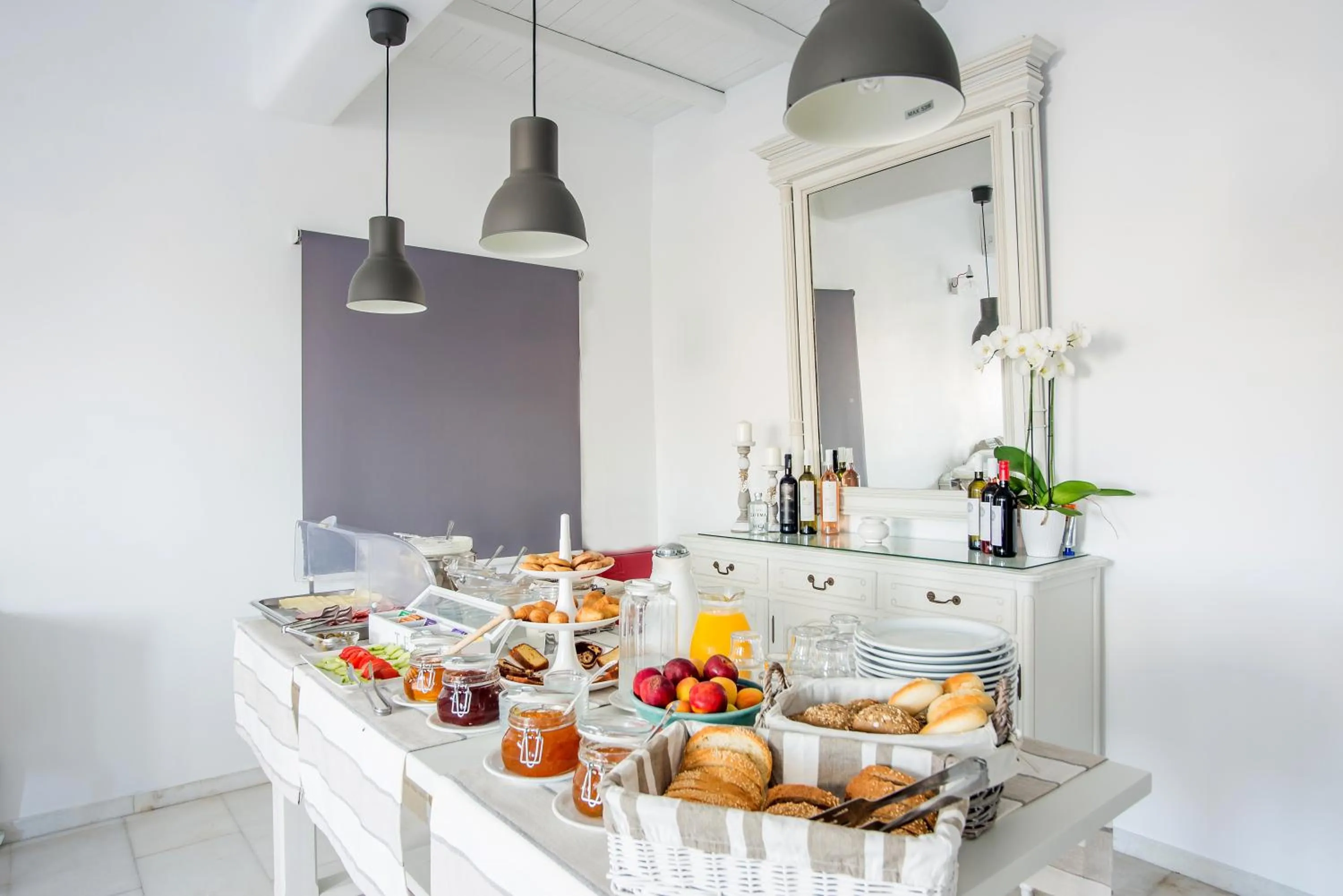 Breakfast in Parian Lithos Residence