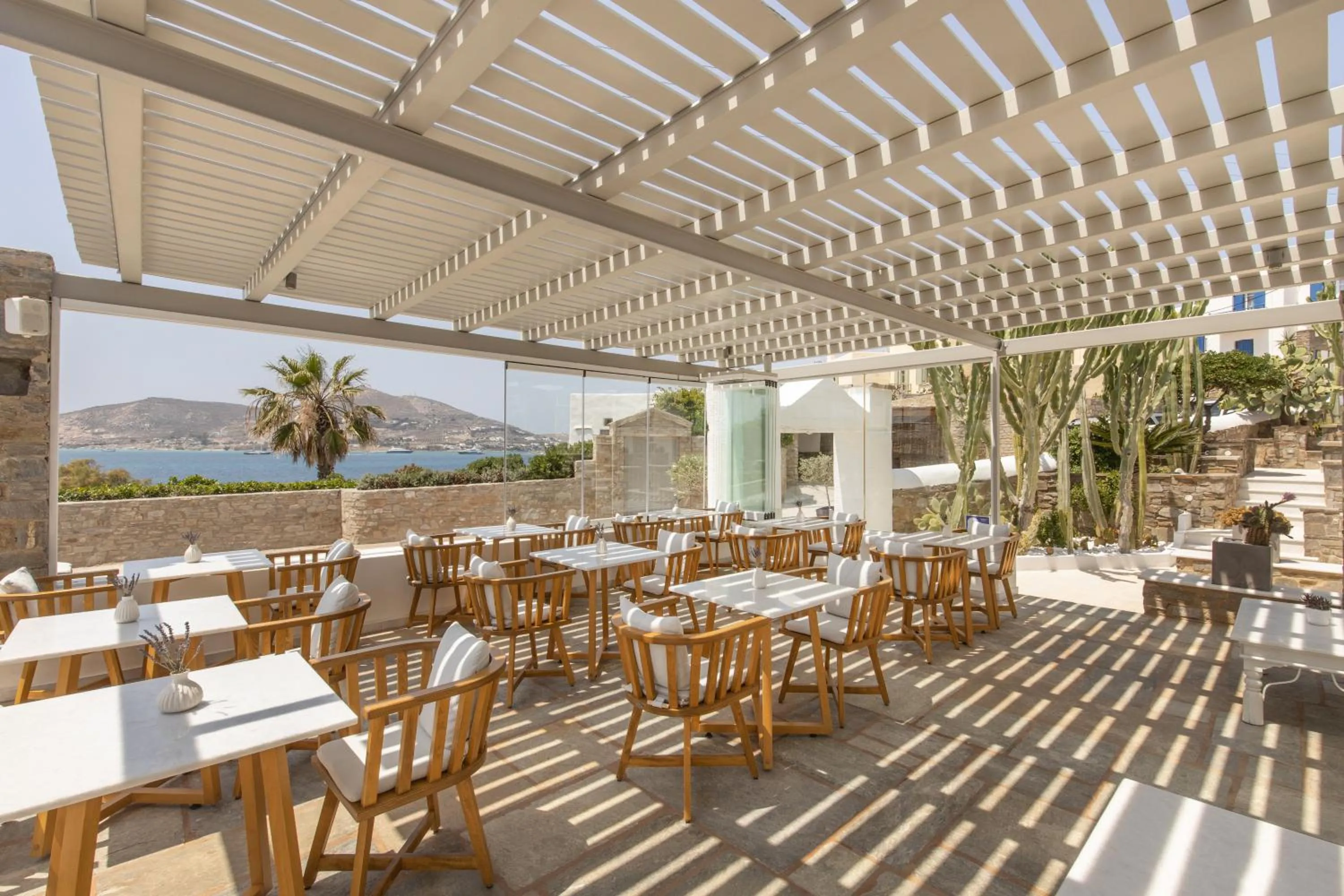 Restaurant/places to eat in Parian Lithos Residence