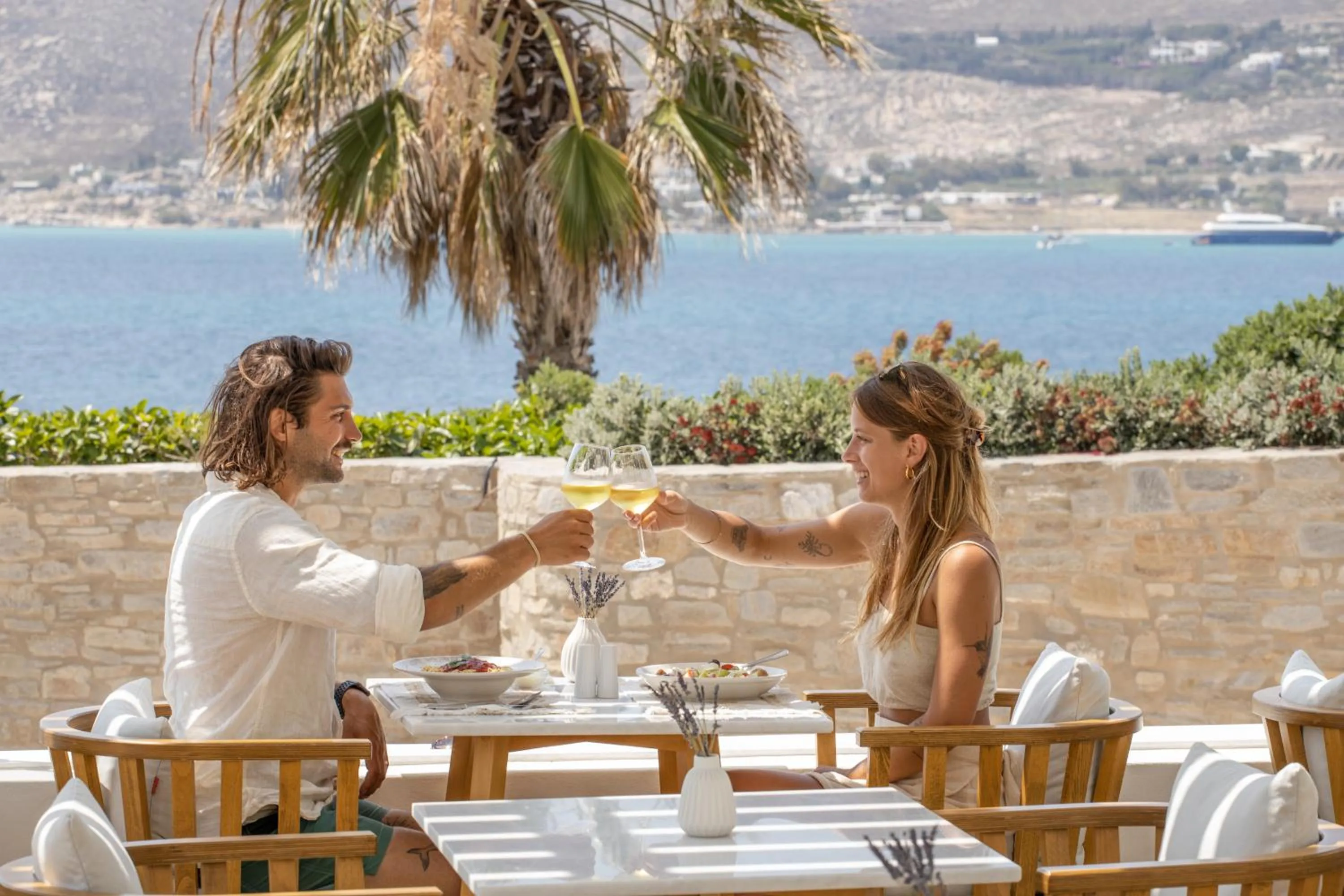 Restaurant/places to eat in Parian Lithos Residence