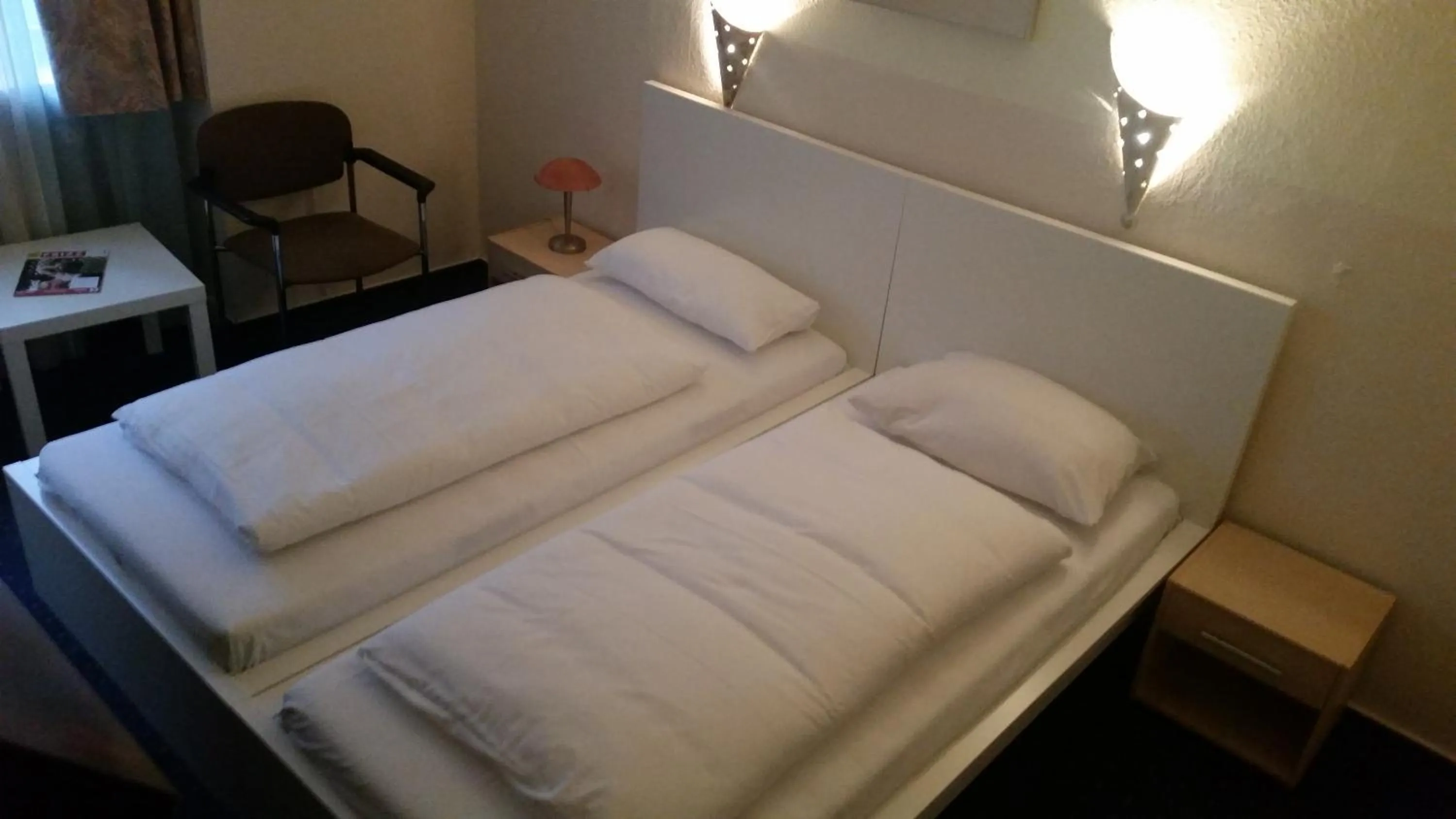 Bed in Hotelgarni Frankfurt