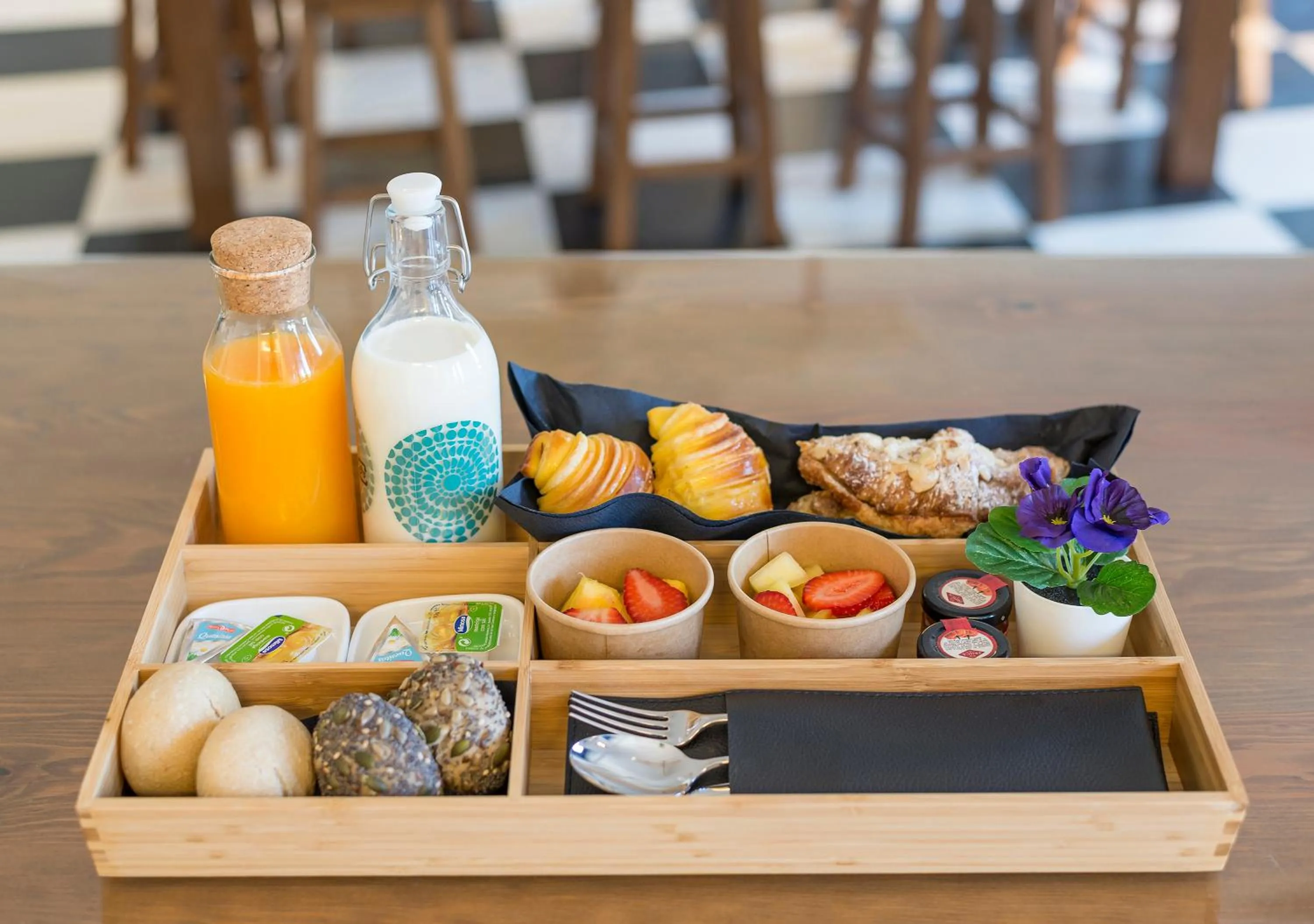 Breakfast in Oporto Comfort Dom Hugo - Historic Apartments